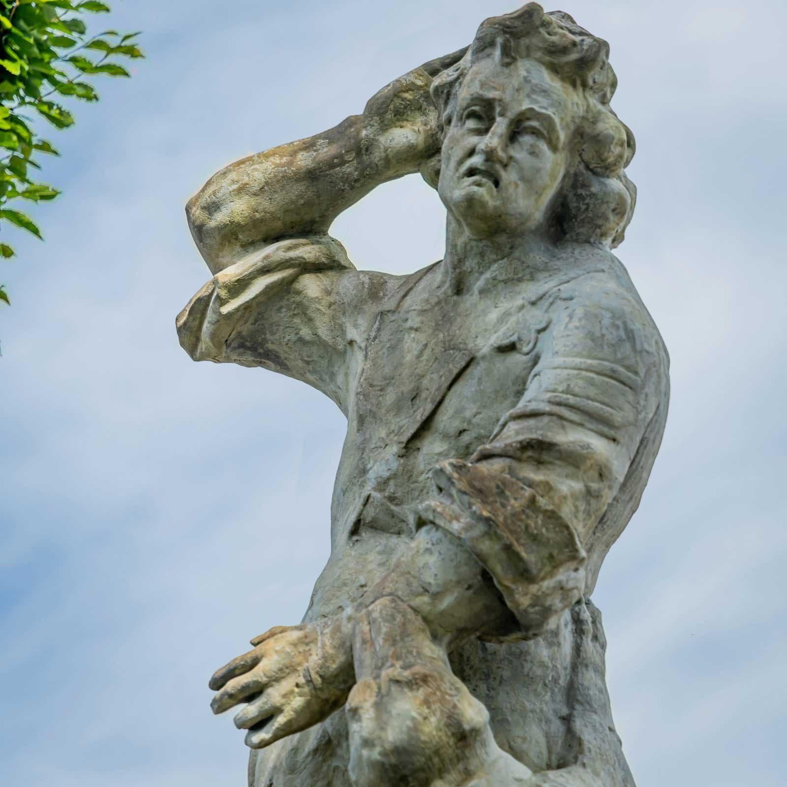 Sculpture de jardin d'un chasseur en vente 3