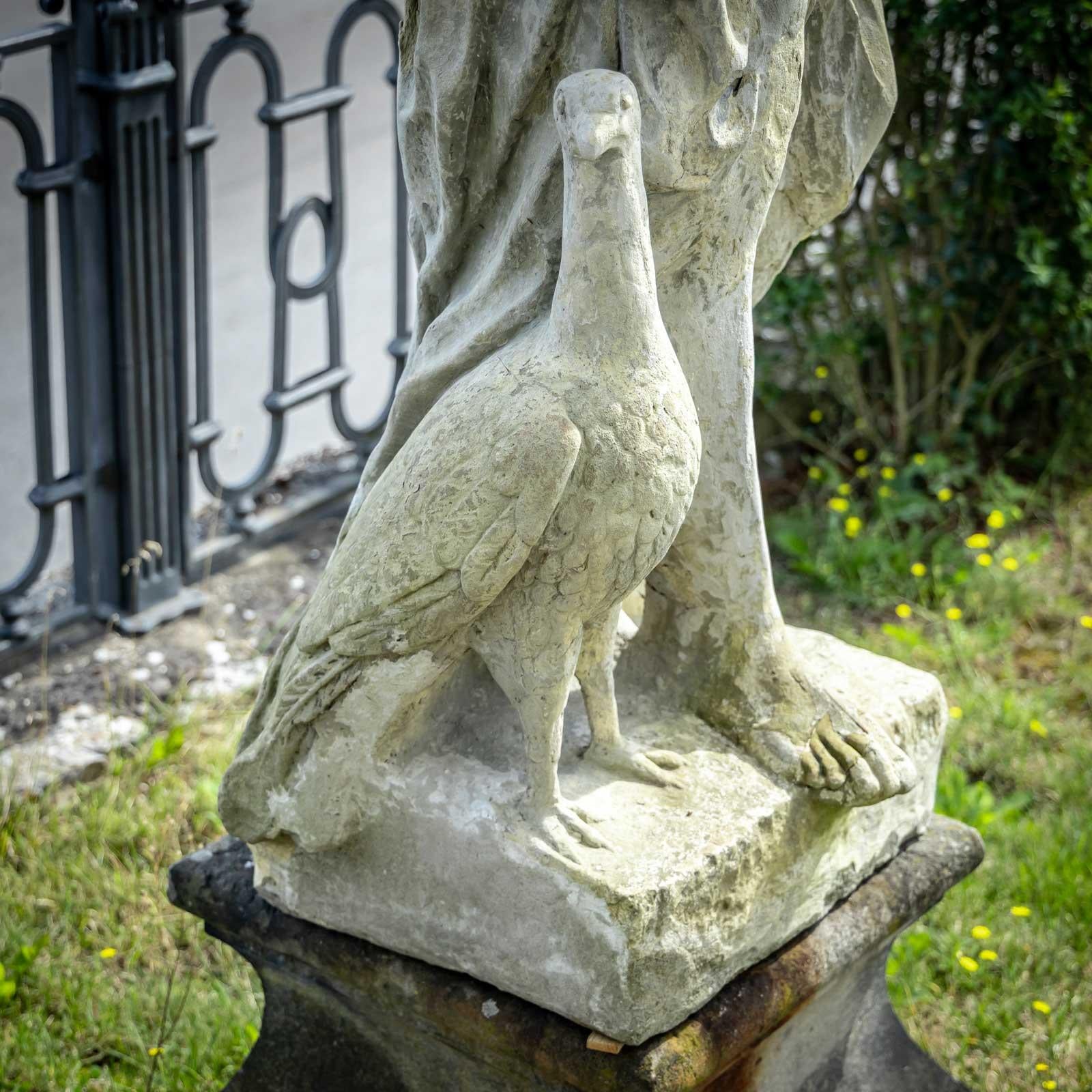 Scultura da giardino della dea Hera con pavone in vendita 4