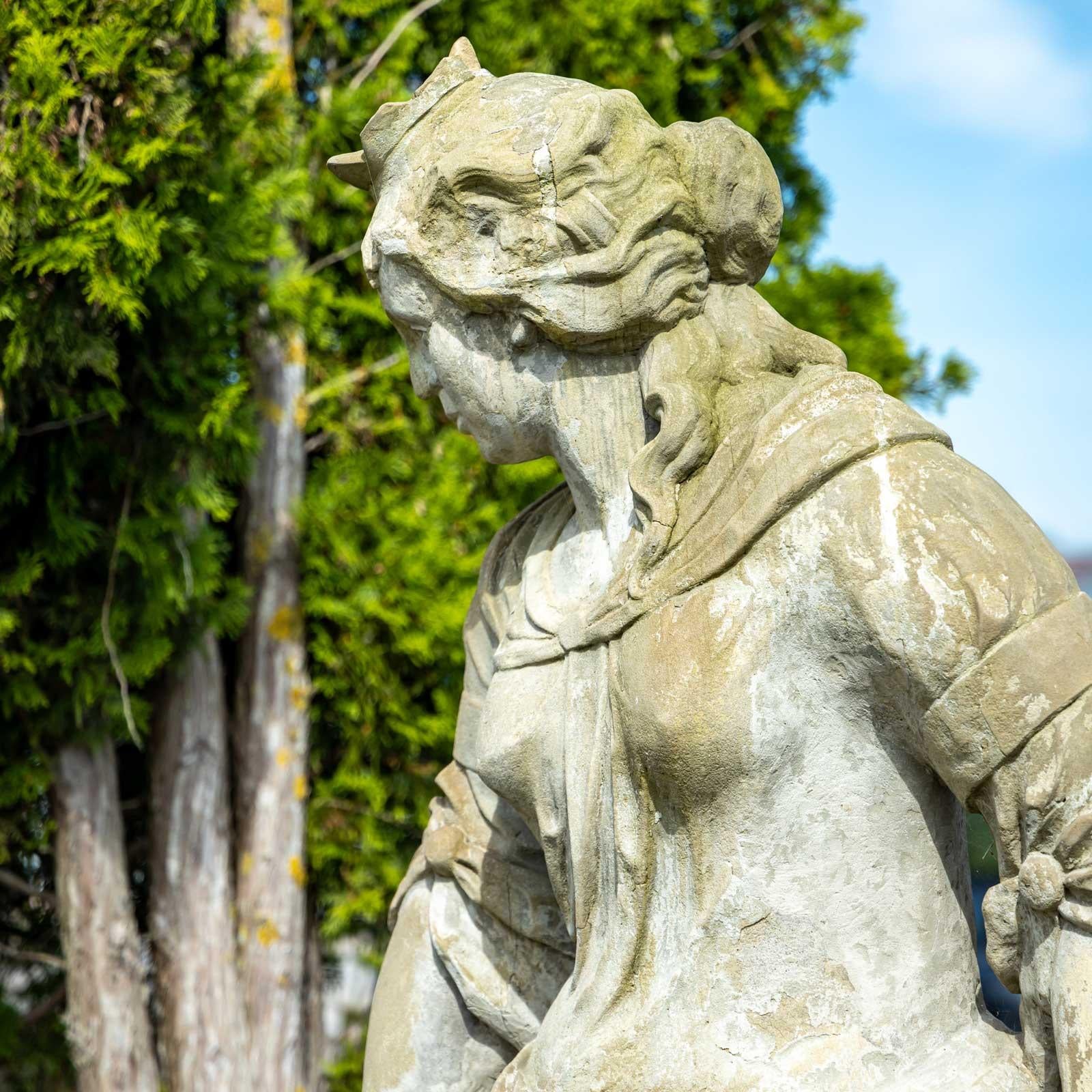 Scultura da giardino della dea Hera con pavone in vendita 5