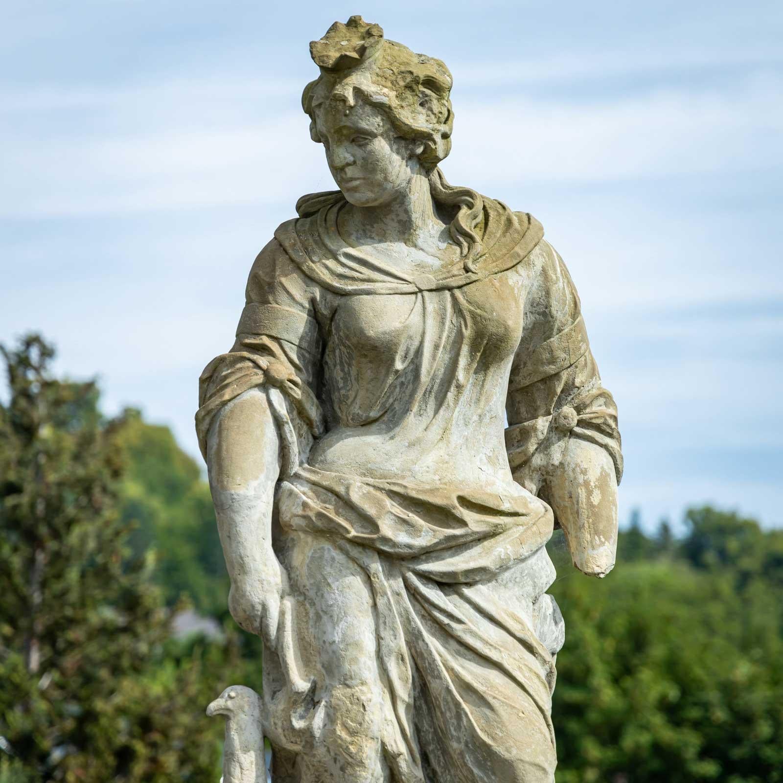 Europeo Scultura da giardino della dea Hera con pavone in vendita