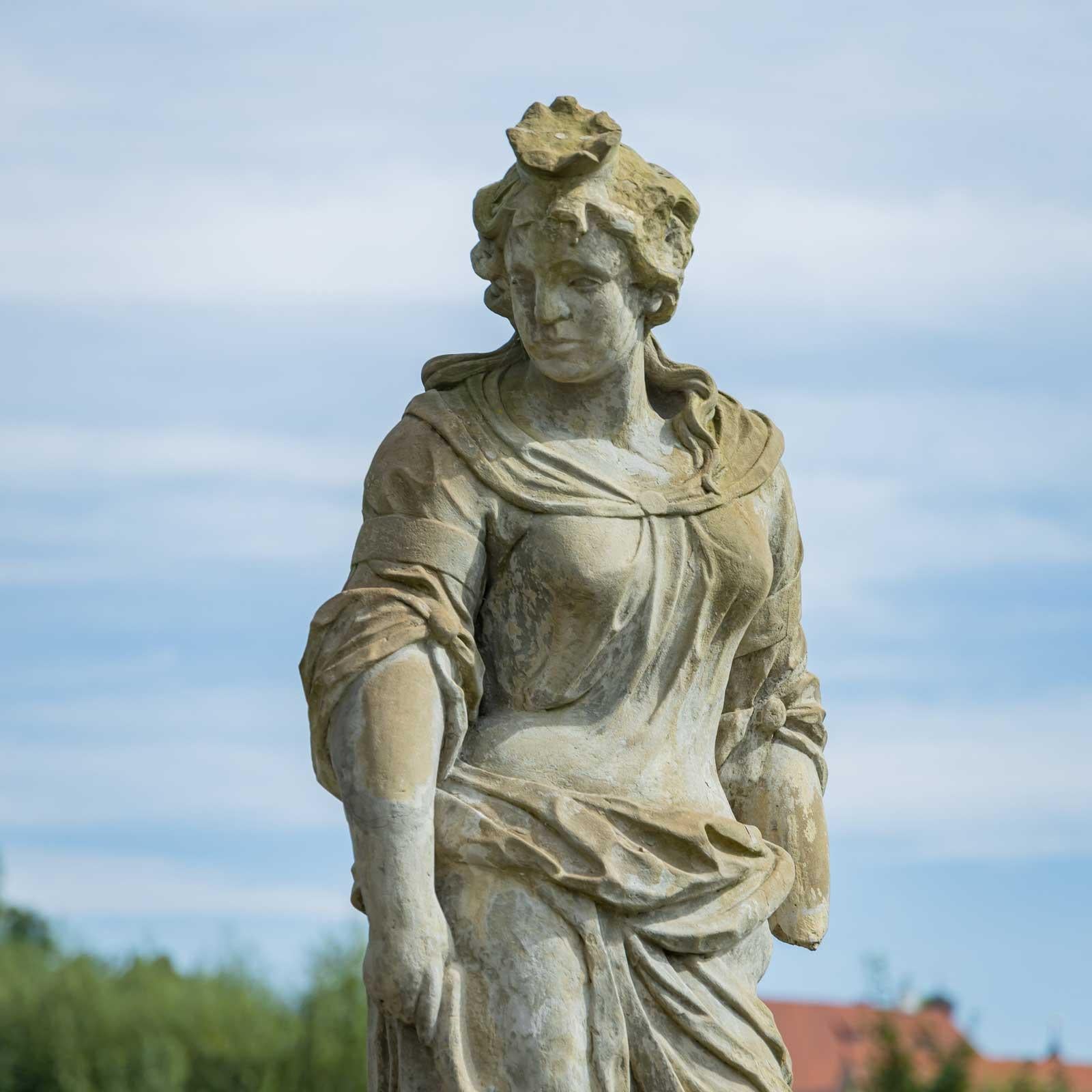 Scultura da giardino della dea Hera con pavone In condizioni buone in vendita a Greding, DE