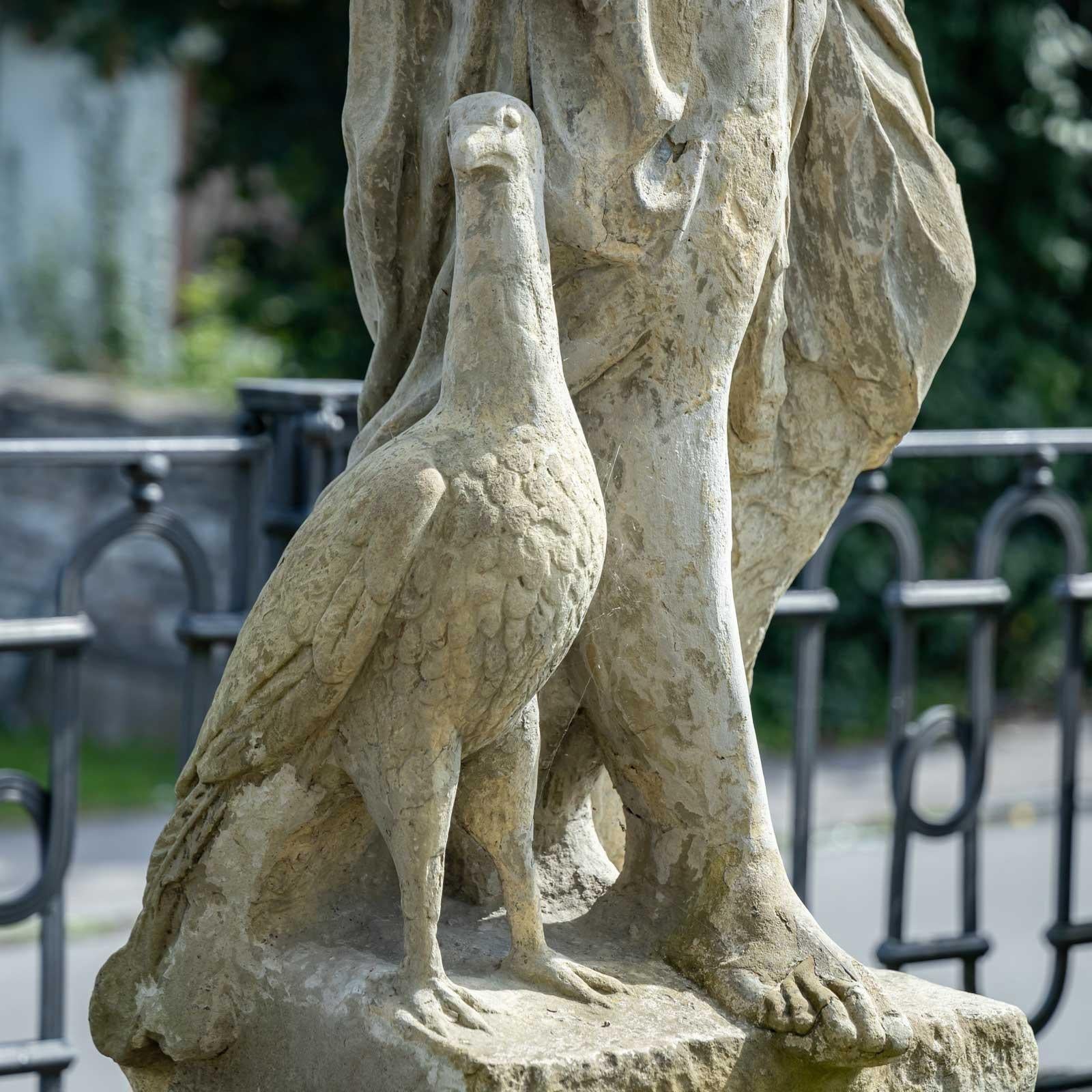 XIX secolo Scultura da giardino della dea Hera con pavone in vendita