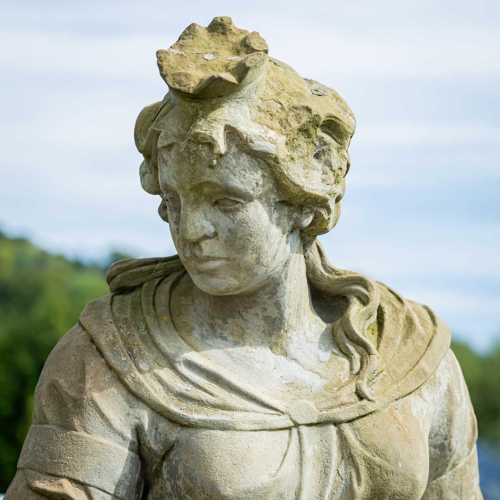 Arenaria Scultura da giardino della dea Hera con pavone in vendita