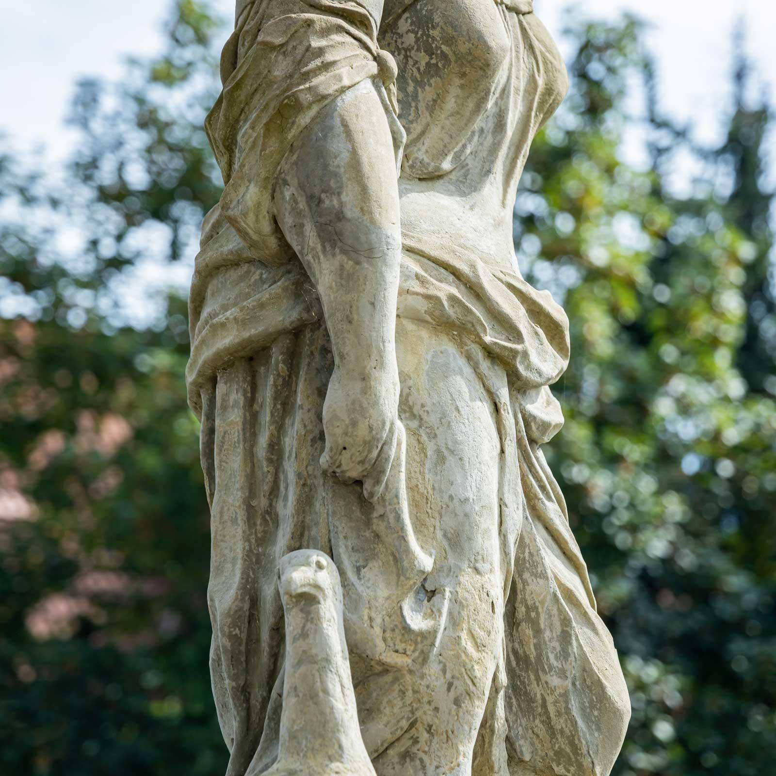 Scultura da giardino della dea Hera con pavone in vendita 1