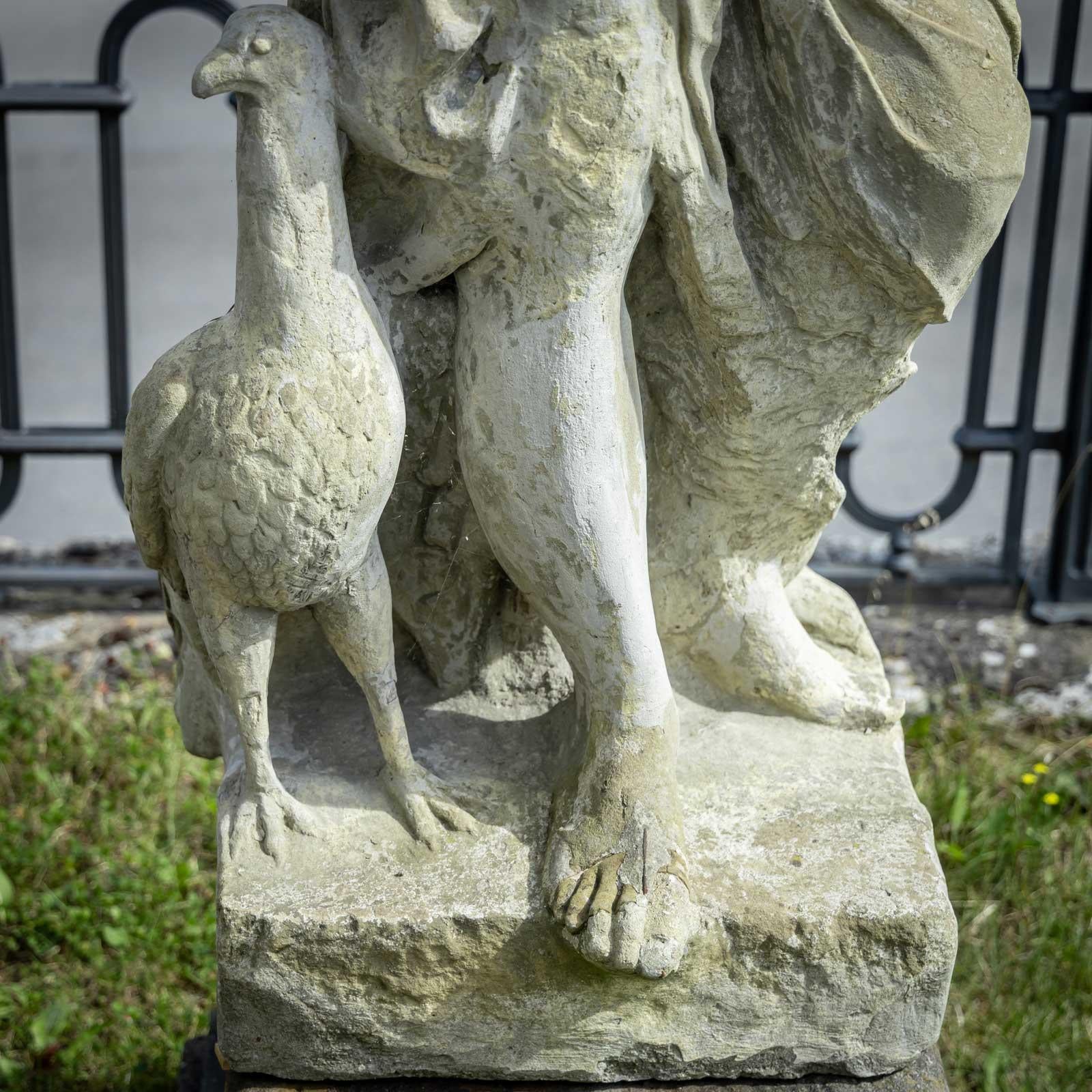 Scultura da giardino della dea Hera con pavone in vendita 2