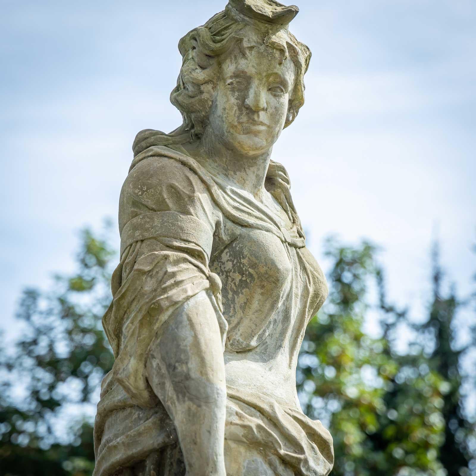 Scultura da giardino della dea Hera con pavone in vendita 3