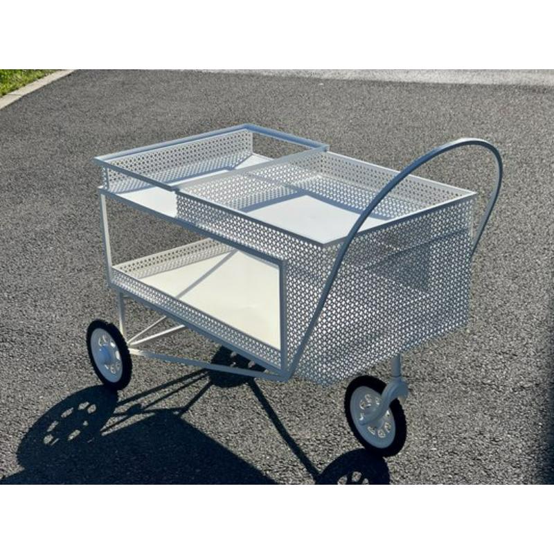 Gartenservierwagen aus perforiertem, weiß lackiertem Metall, Frankreich, 1950er Jahre (Moderne der Mitte des Jahrhunderts) im Angebot