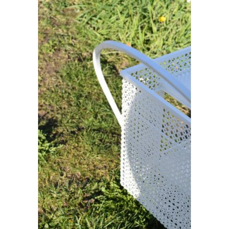 Gartenservierwagen aus perforiertem, weiß lackiertem Metall, Frankreich, 1950er Jahre im Zustand „Hervorragend“ im Angebot in Andrézieux-Bouthéon, FR