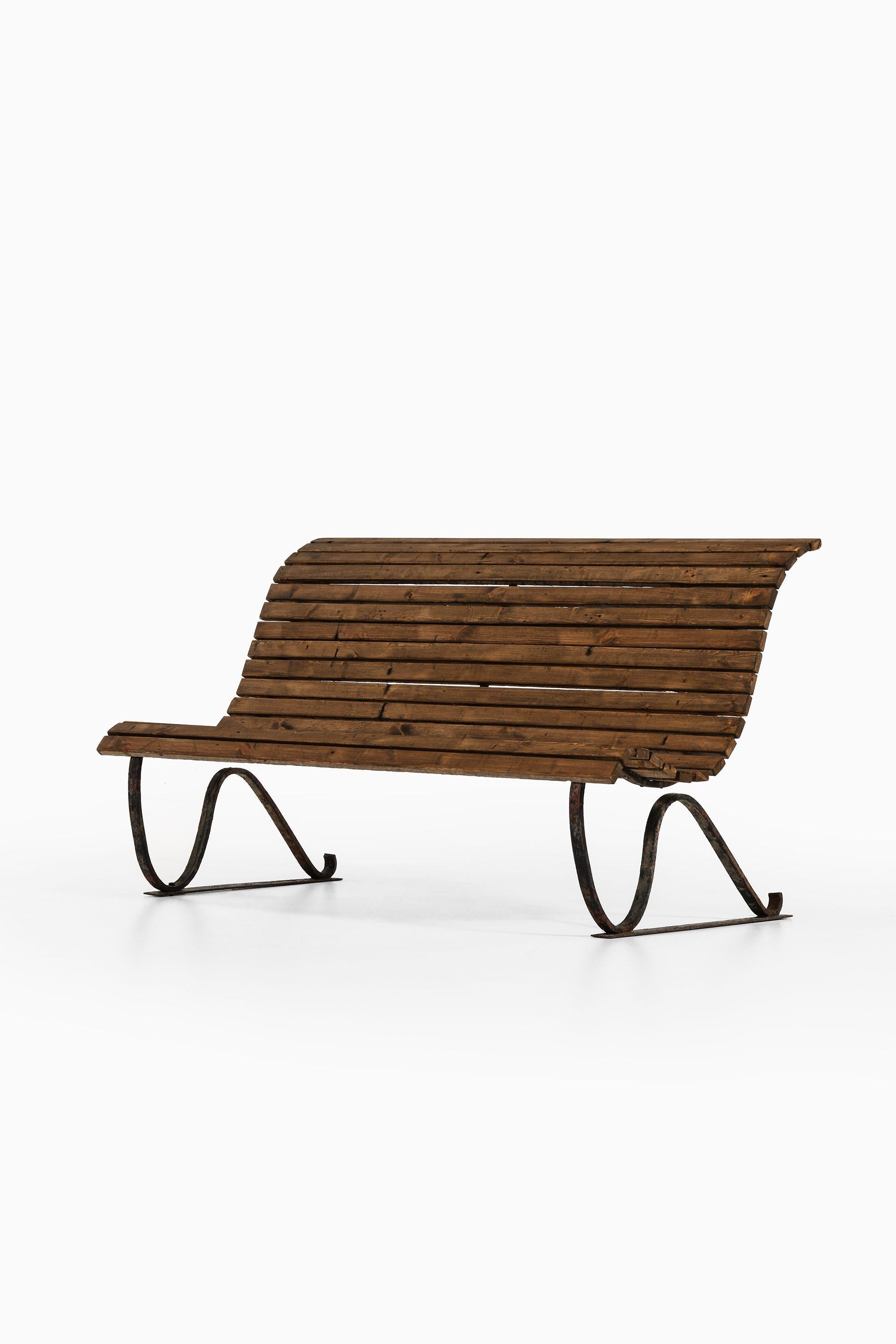 Canapé de jardin en fonte et bois, années 1940

Informations supplémentaires :
Matériau : Fonte et bois
Style : Milieu du siècle, Scandinave
Probablement produit en Suède
Dimensions (L x P x H) : 157,5 x 80 x 89 cm
Hauteur de l'assise : 40 cm
Condit