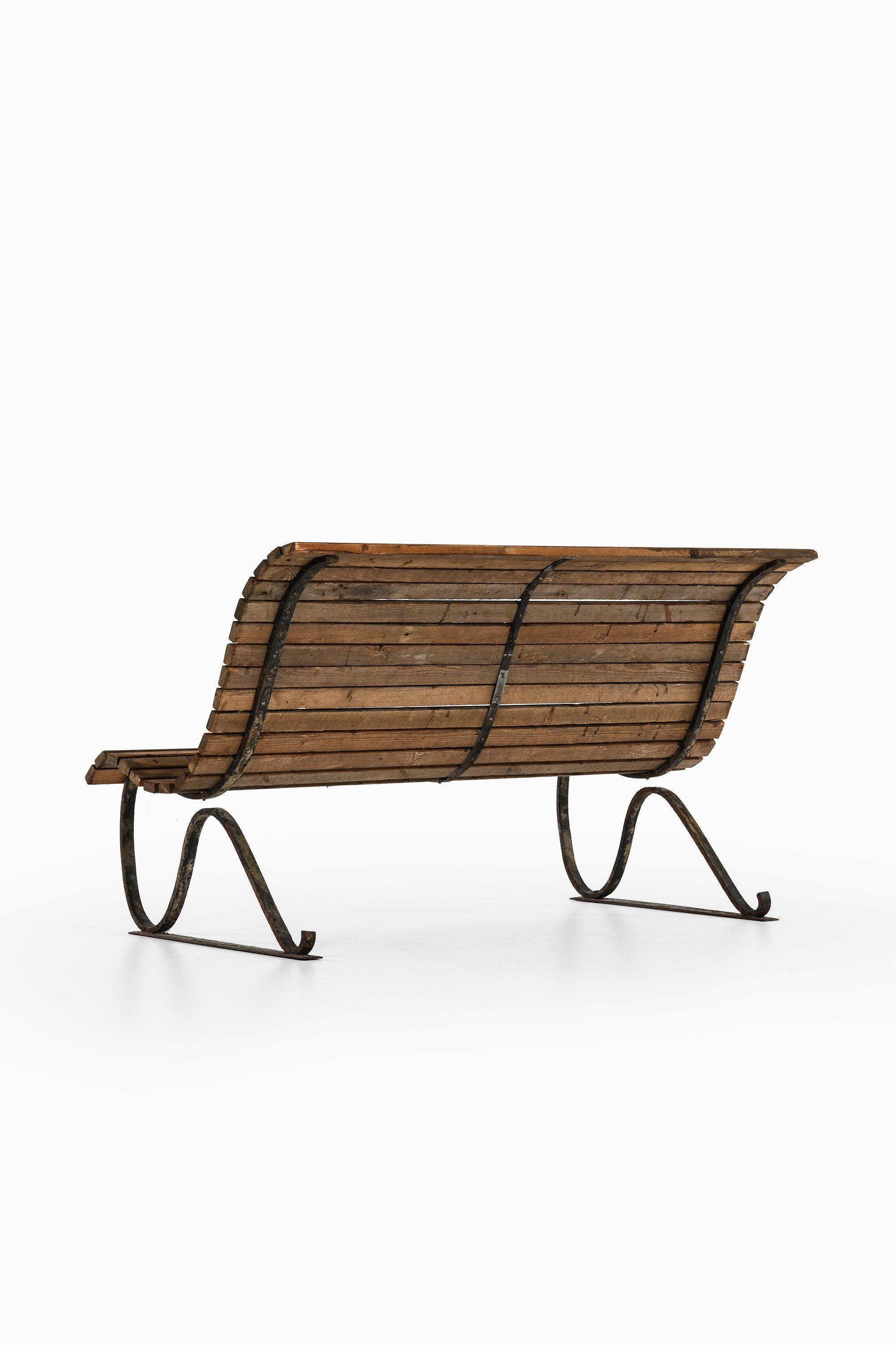 Suédois Canapé de jardin en fonte et bois, années 1940 en vente