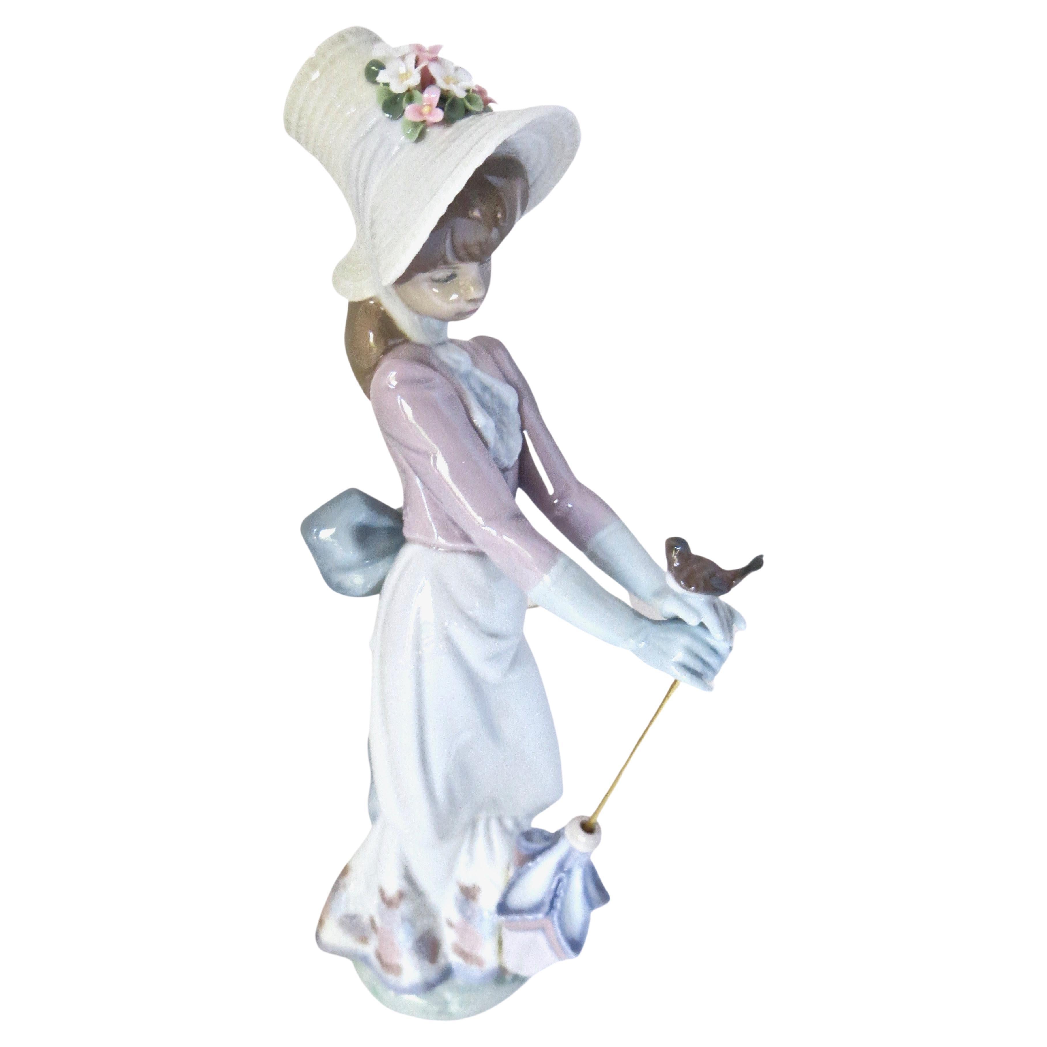 Figura de porcelana "Canción de jardín" de Lladro España. Representa a una joven con sombrilla