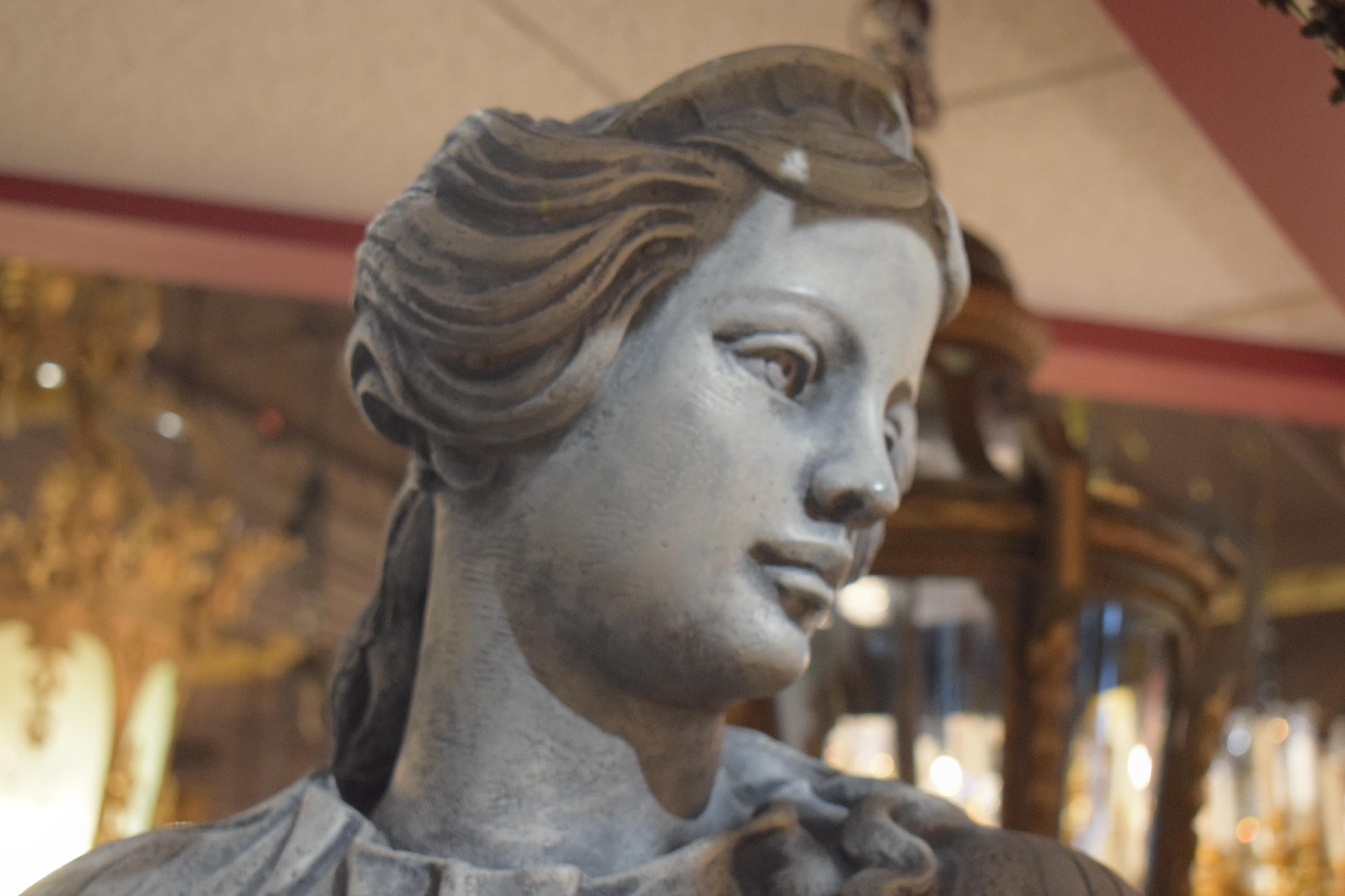Eine schöne Statue eines Mädchens in klassischem Gewand. Auf einem quadratischen Sockel stehend.
Gesamthöhe: 87
