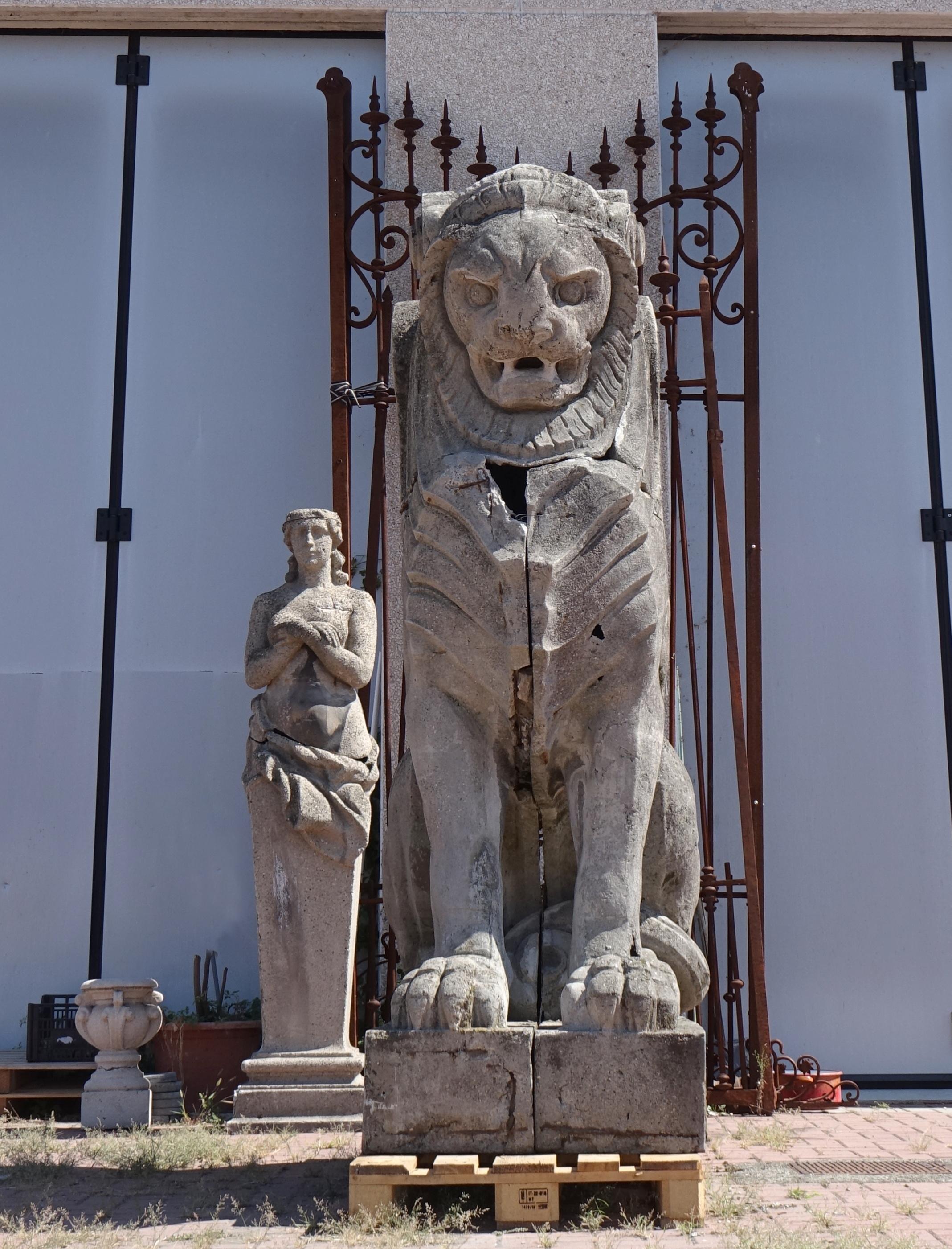 Carved Garden statue, sphinx made for the central station of Milan, Stacchini De grandi For Sale