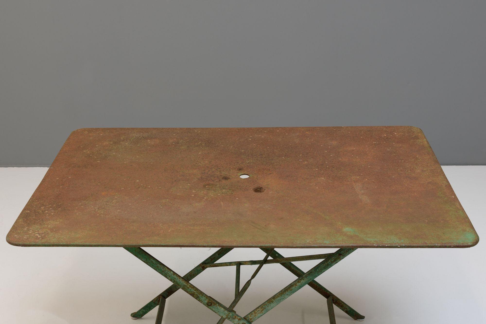 Table de jardin pliante française en peinture verte d'origine. Vers 1930
H 70cm x L 120cm x P 80cm