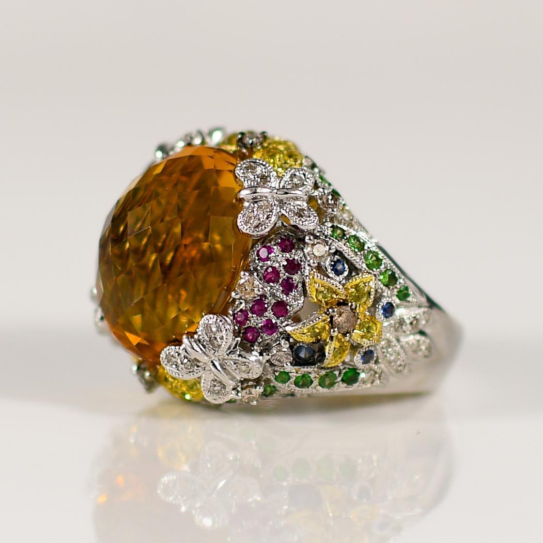 Dieser bezaubernde, aus 14-karätigem Gold gefertigte Ring zeigt ein Gartenthema mit zarten Blumen- und Schmetterlingszacken, die mit leuchtenden Edelsteinen besetzt sind. Das komplizierte Design fängt das Wesen der Schönheit der Natur ein, wobei