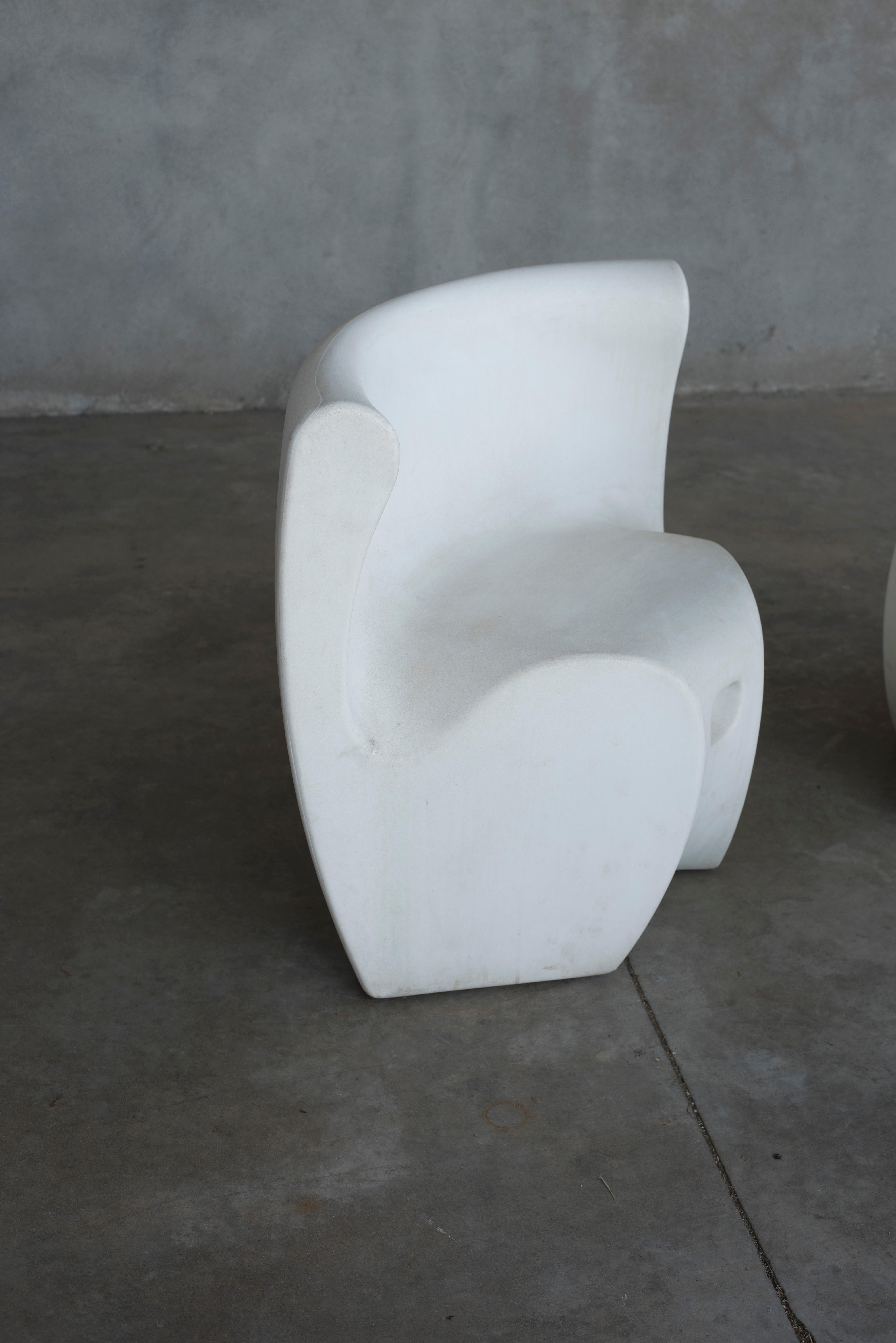 Runder Tisch und vier Stühle aus weißem Harz im Garten-Stil im Angebot 8