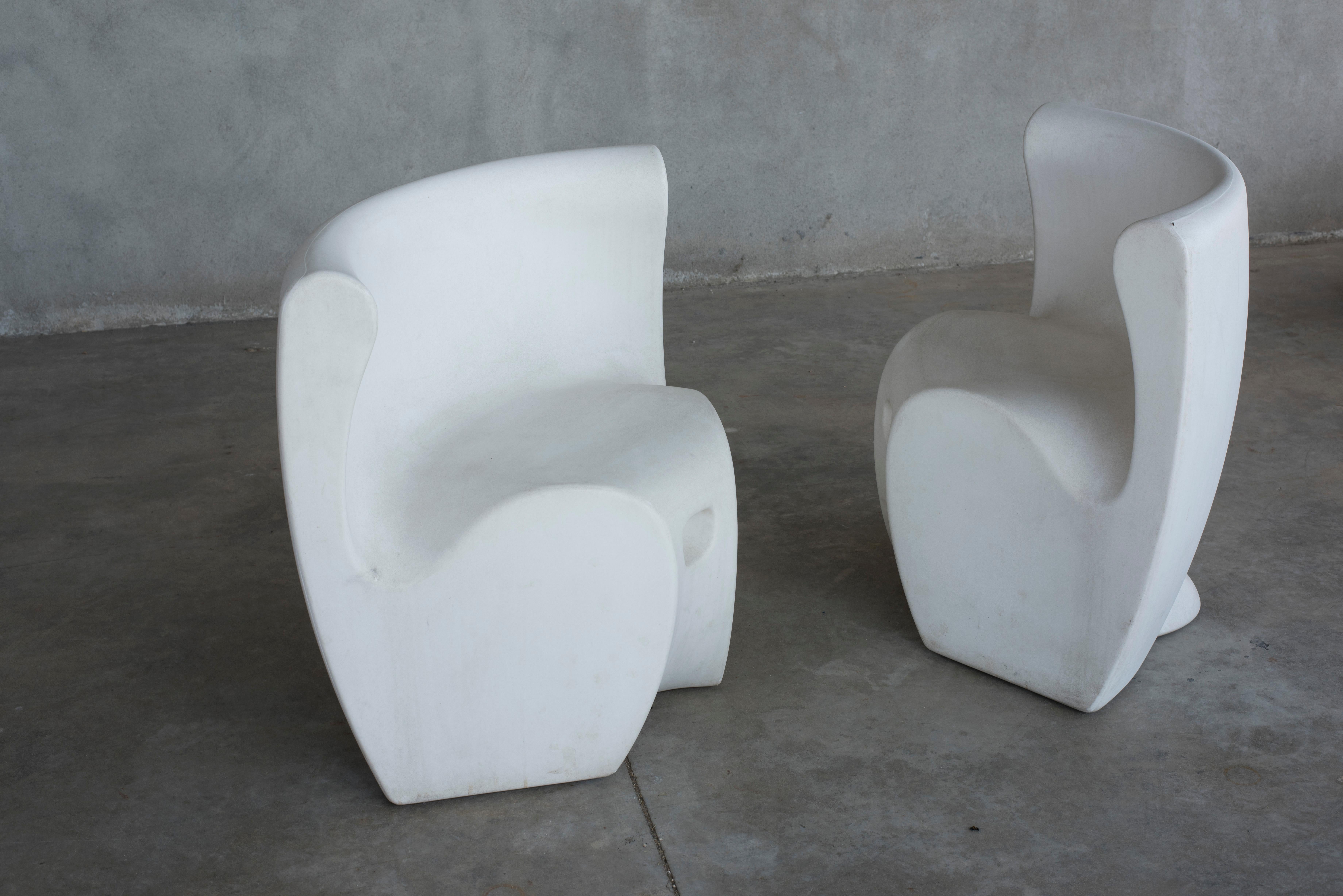 Runder Tisch und vier Stühle aus weißem Harz im Garten-Stil im Angebot 9