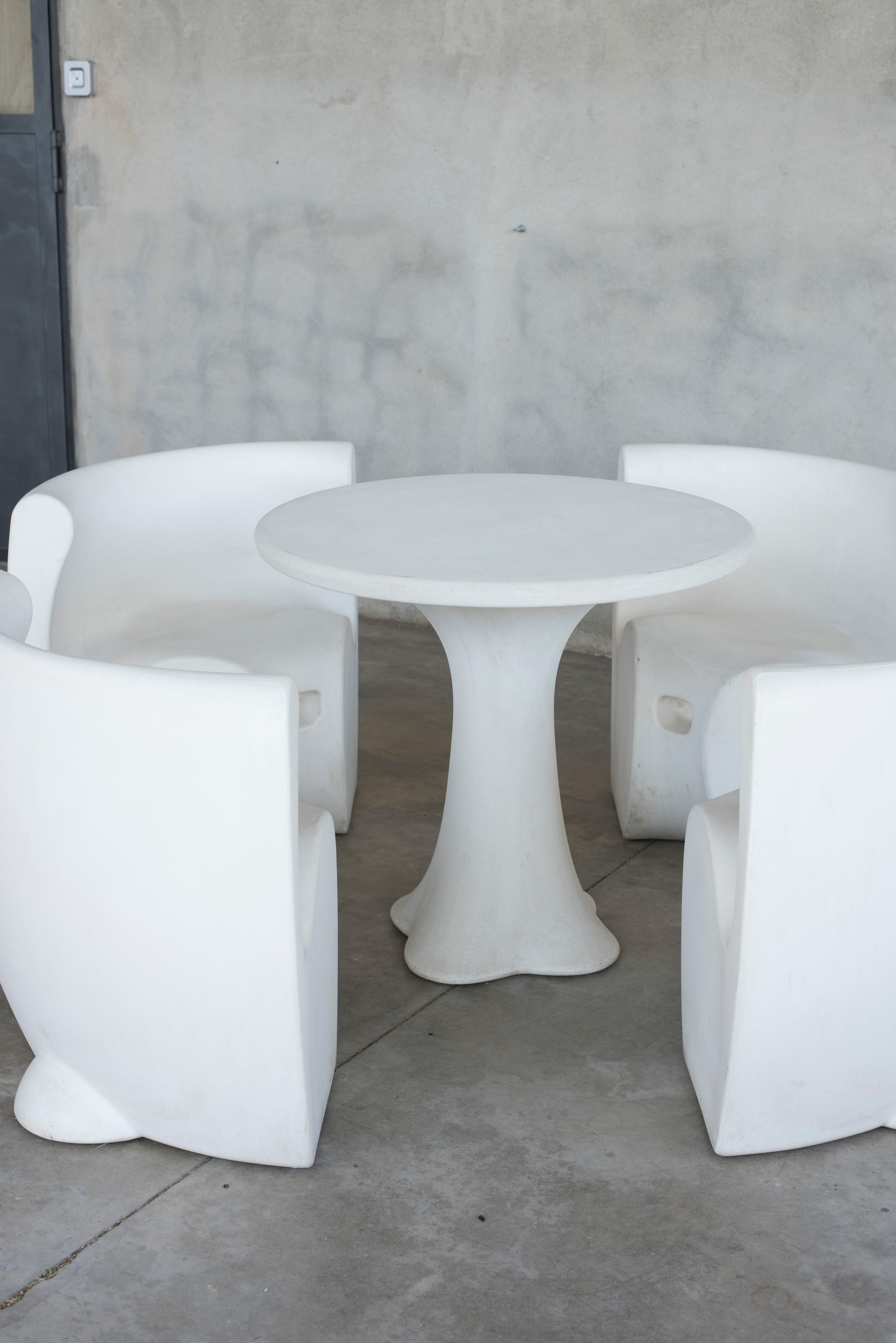 20th Century Garden White Resin Set Rounded Table and Four Chairs For Sale