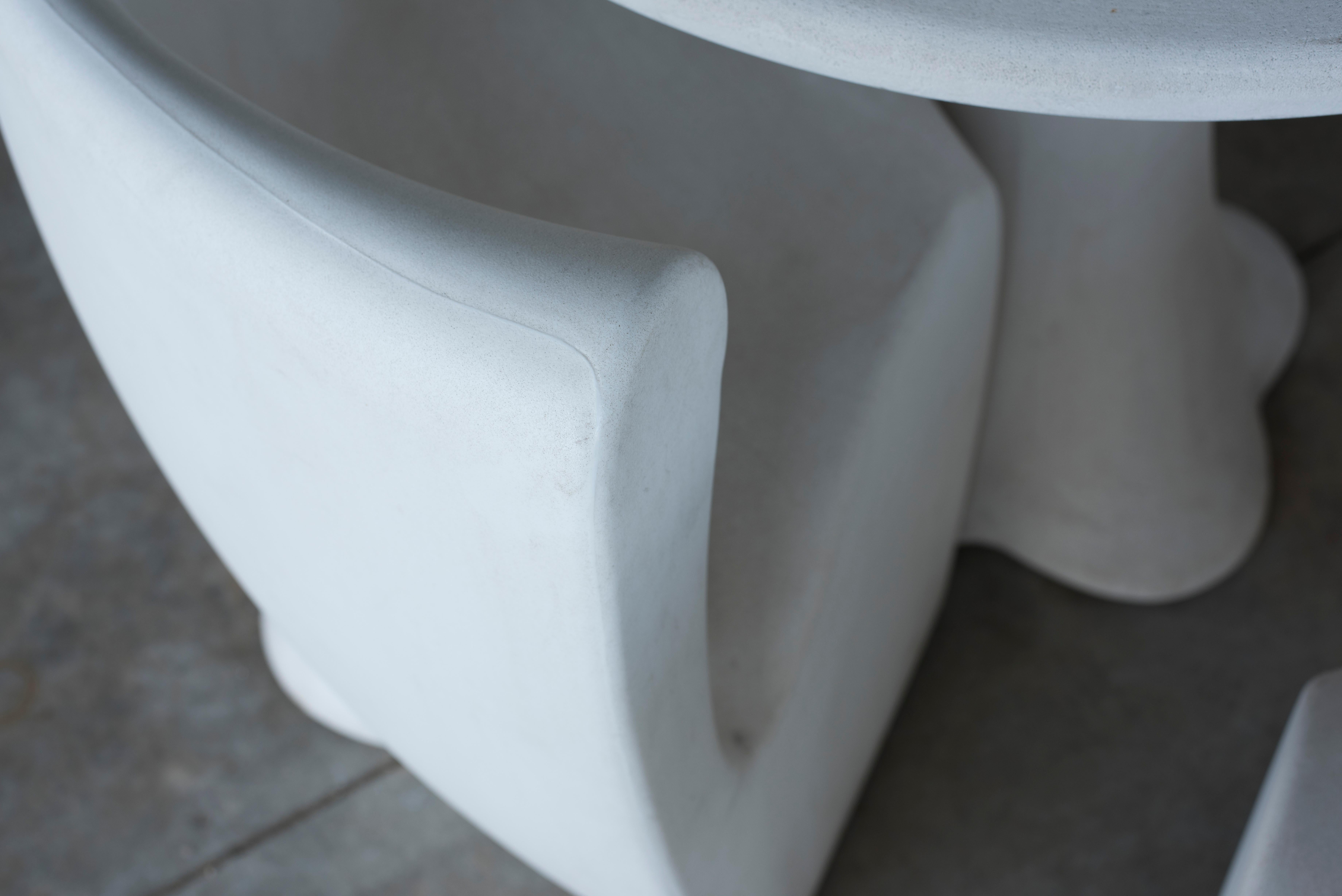 Runder Tisch und vier Stühle aus weißem Harz im Garten-Stil im Angebot 2