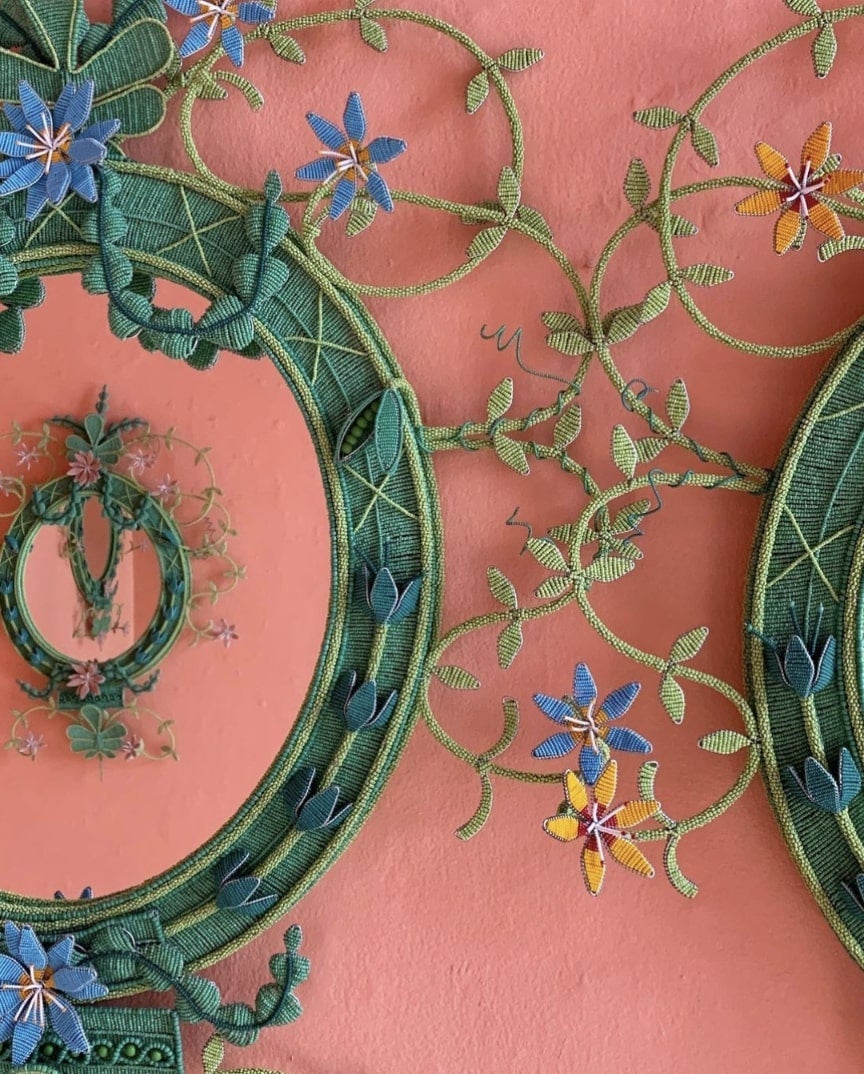 Diese  Der Gardener's Mirror ist wahrhaftig ein Produkt aus dem globalen Dorf: hergestellt aus Materialien aus China und Tschechien, inspiriert von einem schottischen Architekten, der vor 250 Jahren in England arbeitete, und schließlich geschaffen