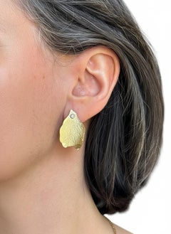 Boucles d'oreilles « Gardenia » en or jaune 18 carats, avec diamants taille brillant et taille facette, par Lucía Rovira