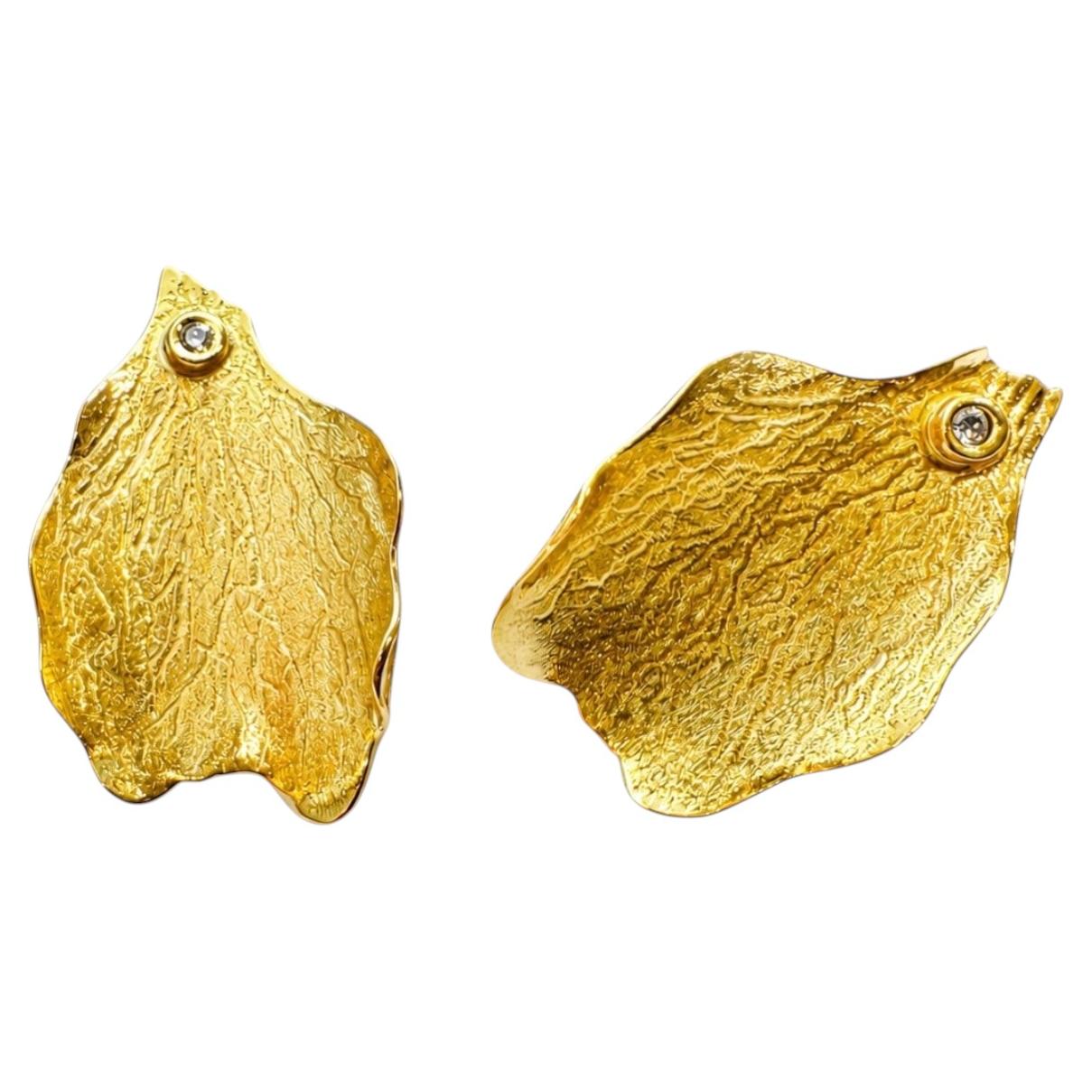 Boucles d'oreilles « Gardenia » en or jaune 18 carats, avec diamants taille brillant et taille facette, par Lucía Rovira