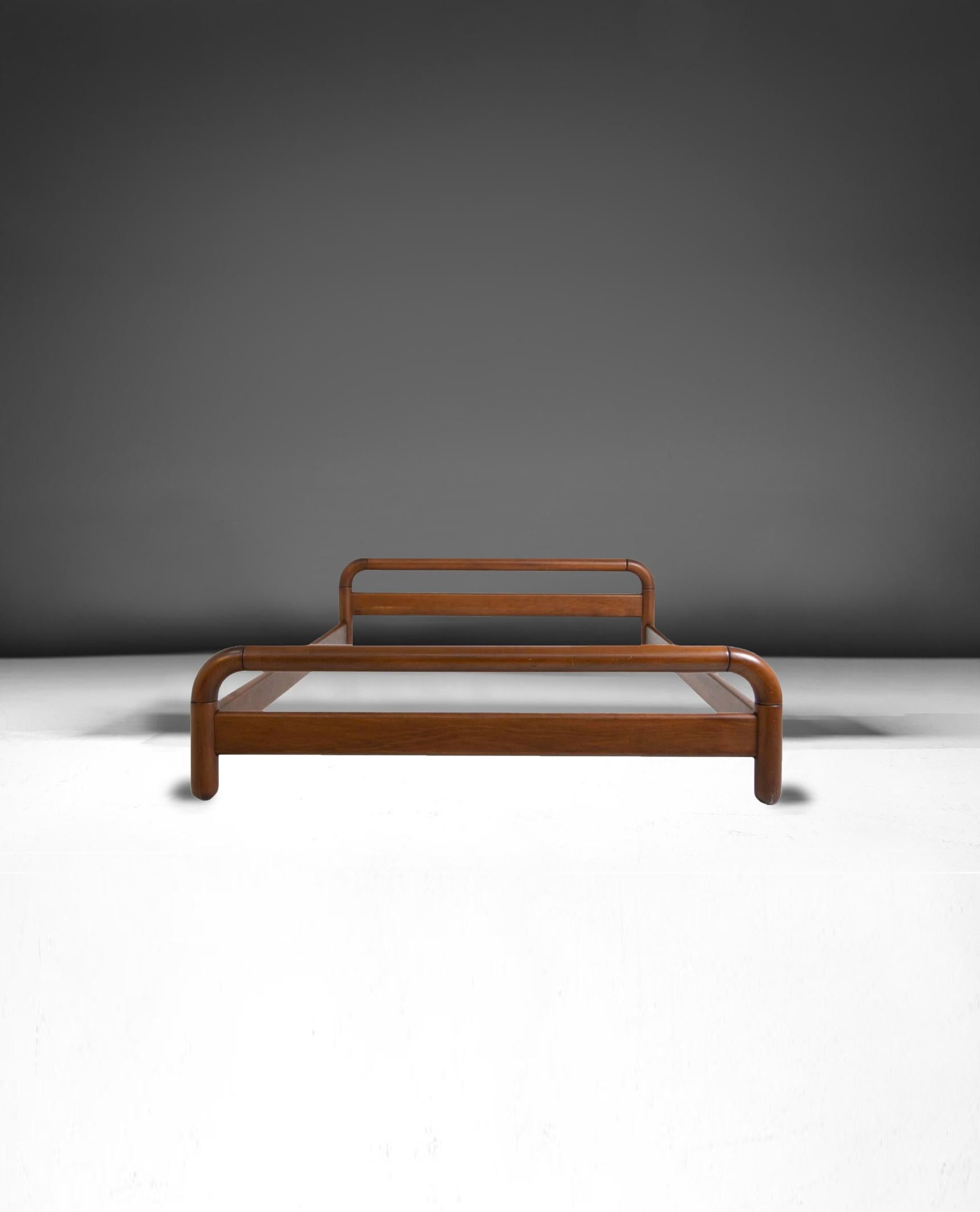 Gardenia Italian bed, Designer Luciano De Gennaro for Brivio, 1977 im Angebot 5