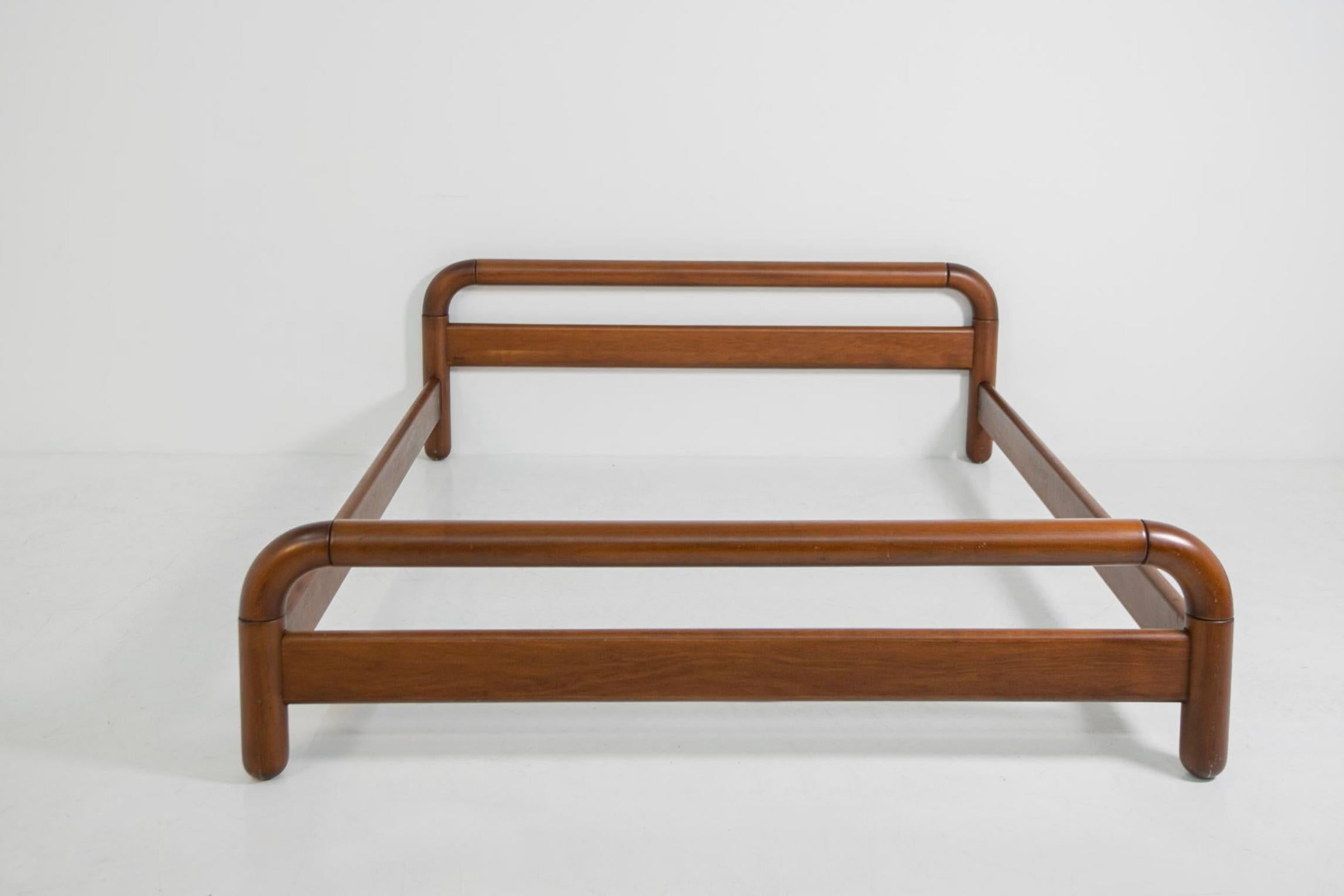 Gardenia Italian bed, Designer Luciano De Gennaro for Brivio, 1977 (Moderne der Mitte des Jahrhunderts) im Angebot