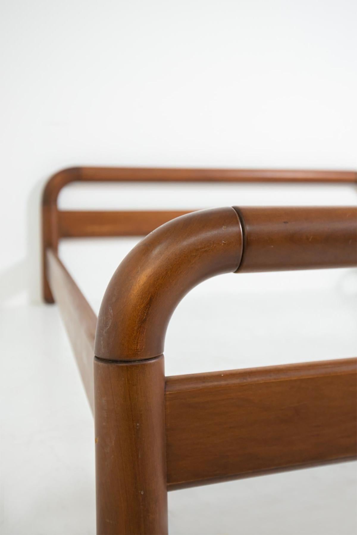 Gardenia Italian bed, Designer Luciano De Gennaro for Brivio, 1977 (Holz) im Angebot