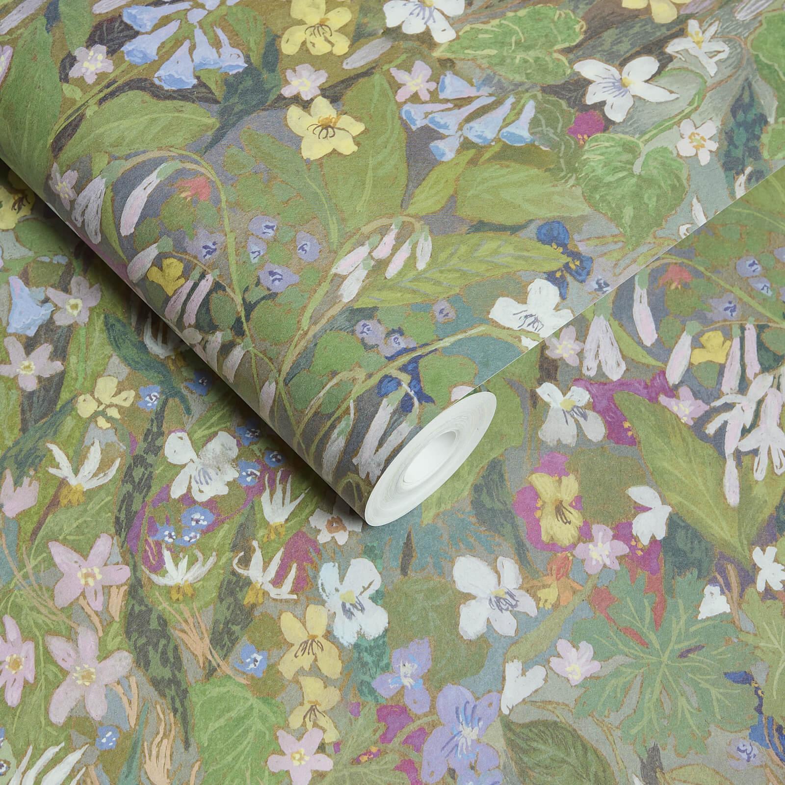 Faites entrer la joie d'un jardin en pleine floraison dans votre maison avec GARDENIA. Créées par l'artiste Kerry Simmons, les roses picturales et le feuillage verdoyant s'entrechoquent dans une émeute de teintes, promettant d'insuffler un sentiment