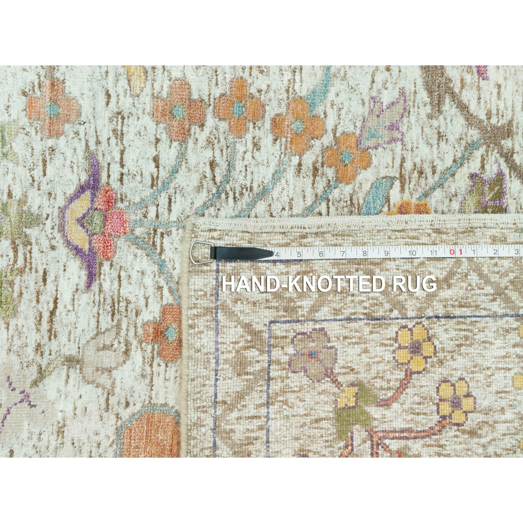 Gardenia Weißer handgeknüpfter orientalischer Teppich aus Seide und Wolle in Vasendesign 11'8