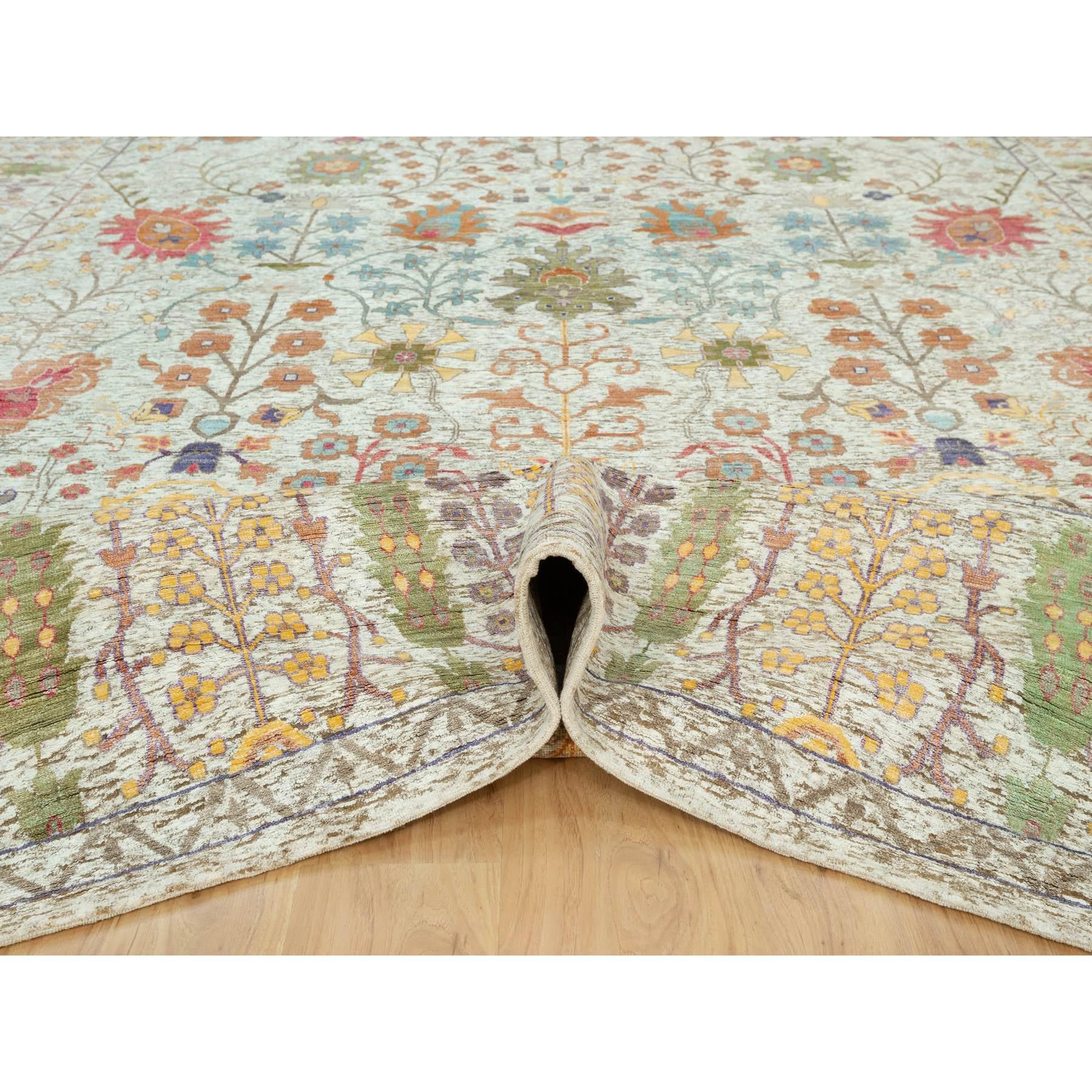 Gardenia Weißer handgeknüpfter orientalischer Teppich aus Seide und Wolle in Vasendesign 11'8