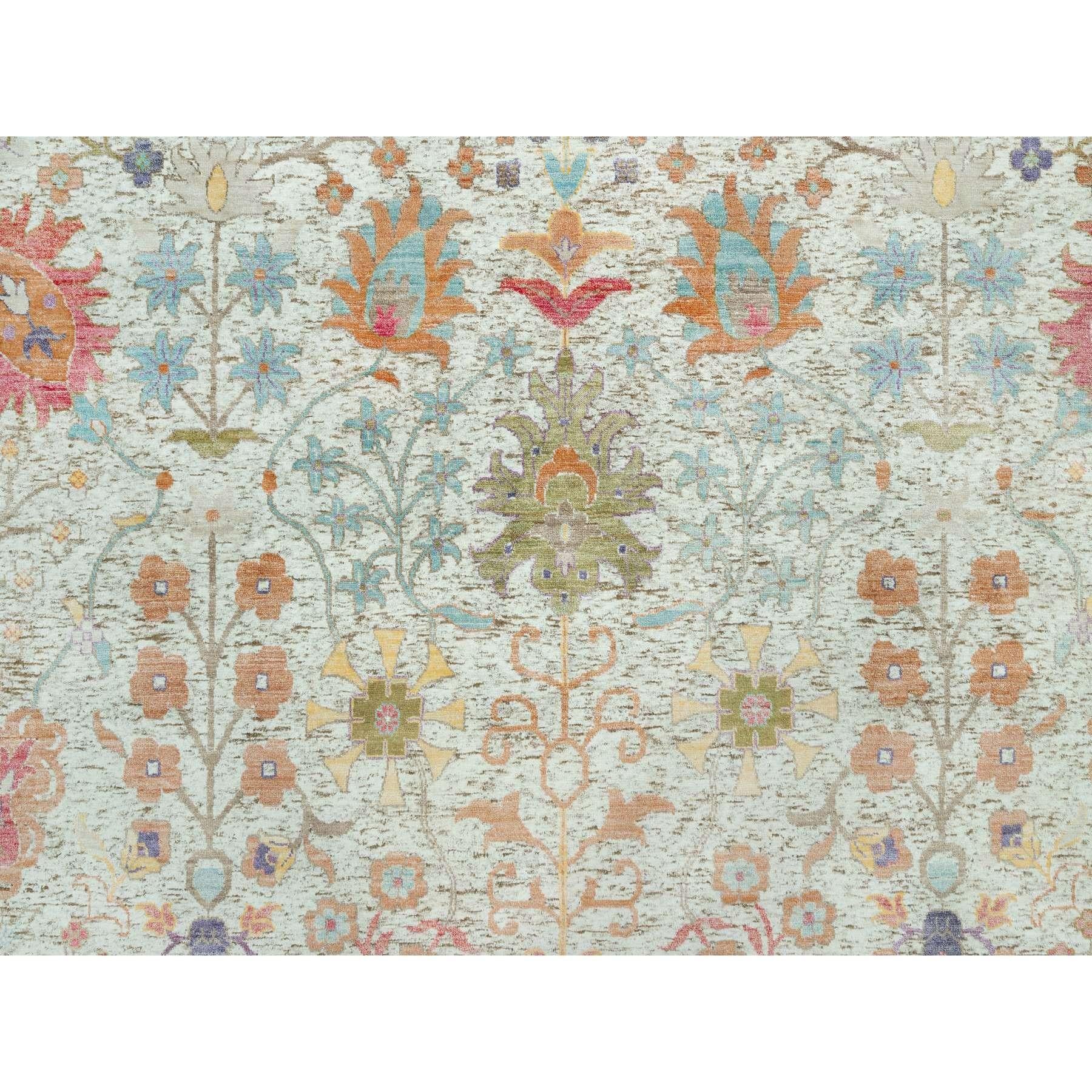 Gardenia Weißer handgeknüpfter orientalischer Teppich aus Seide und Wolle in Vasendesign 11'8