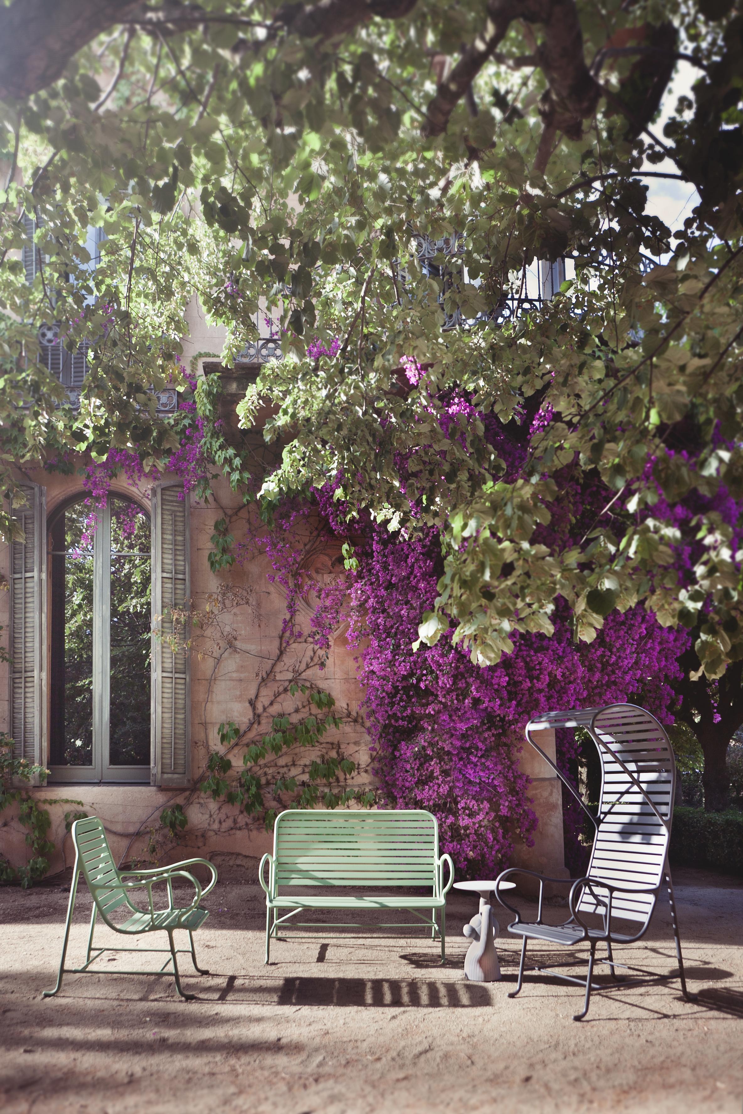 Gardenias est la deuxième collection de Jaime Hayon pour BD. Il est fabriqué en aluminium extrudé et moulé et s'inspire des jardins romantiques du milieu du XXe siècle. Convient aux espaces extérieurs tels que le jardin, le patio et la terrasse.