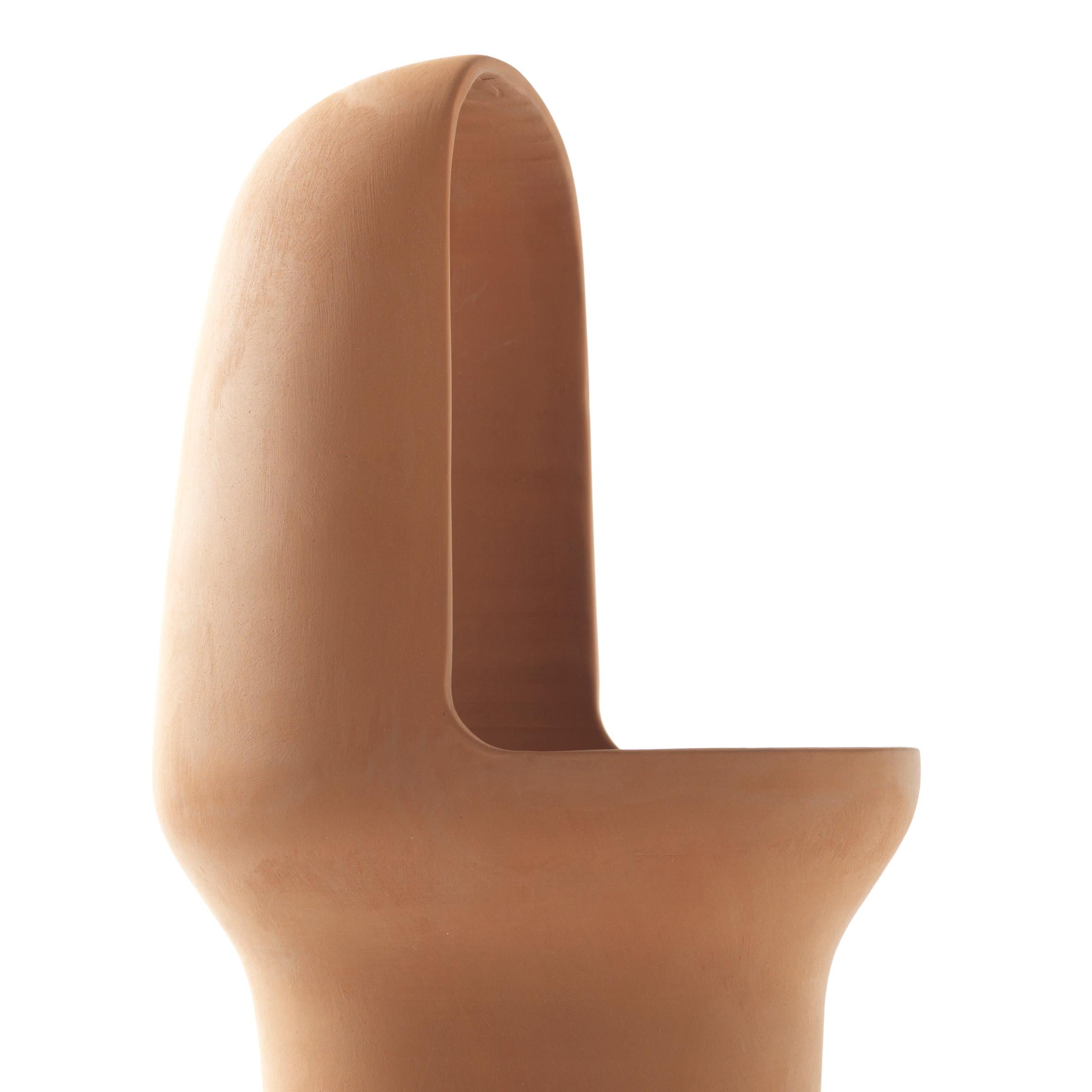 Vaso di gardenie nº 1 di Jaime Hayon.

Terracotta tornita a mano con trattamento impermeabile.
