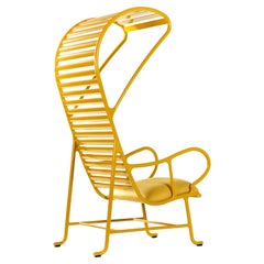 Fauteuil Gardenias jaune avec pergola, intérieur par Jaime Hayon