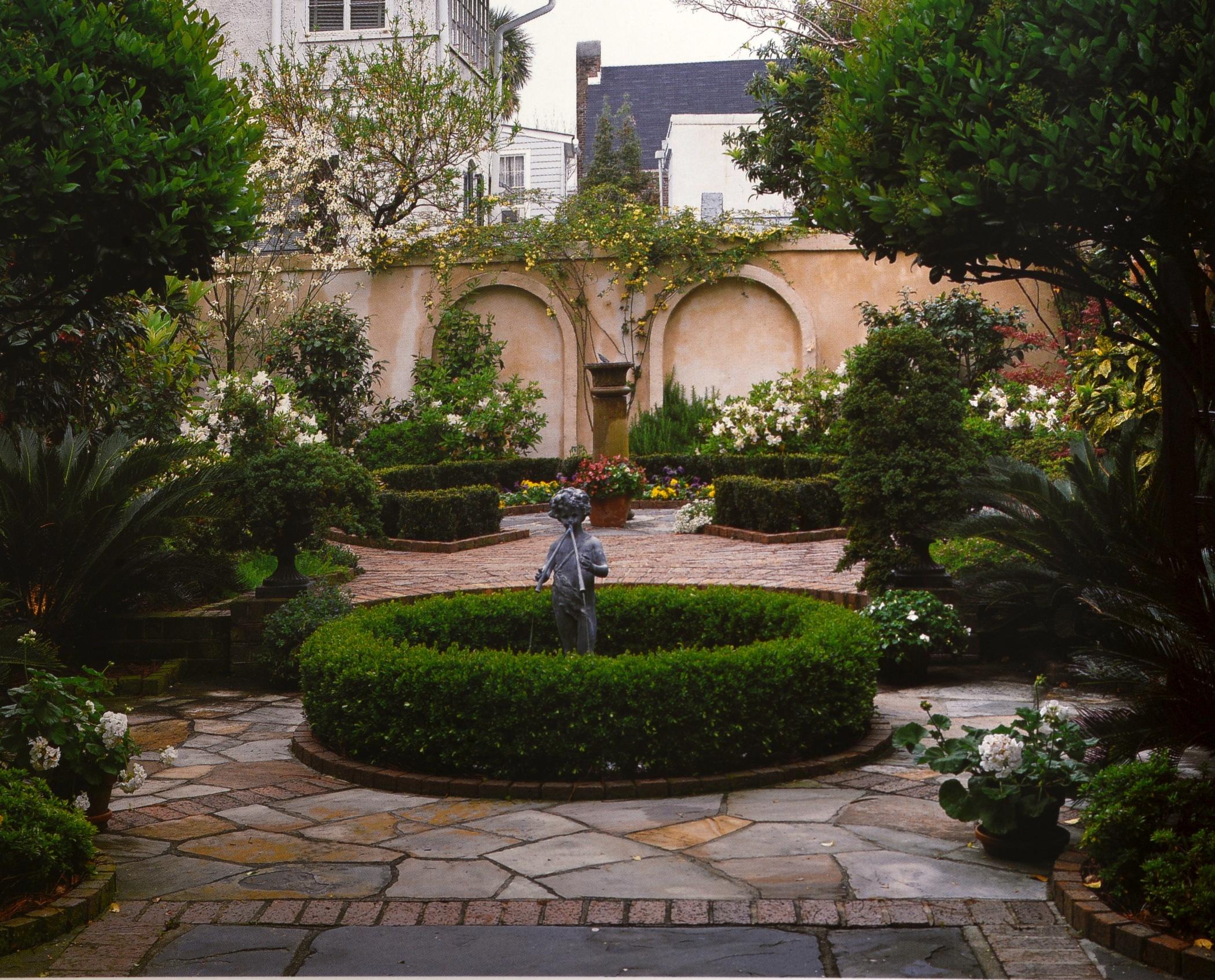 Gardens of Historic Charleston, par James R. Cothran, édition signée. University of South Carolina Press, 1995. Couverture rigide avec jaquette. Avec l'intérêt croissant pour le jardinage en petits espaces, Gardens of Historic Charleston fournit une