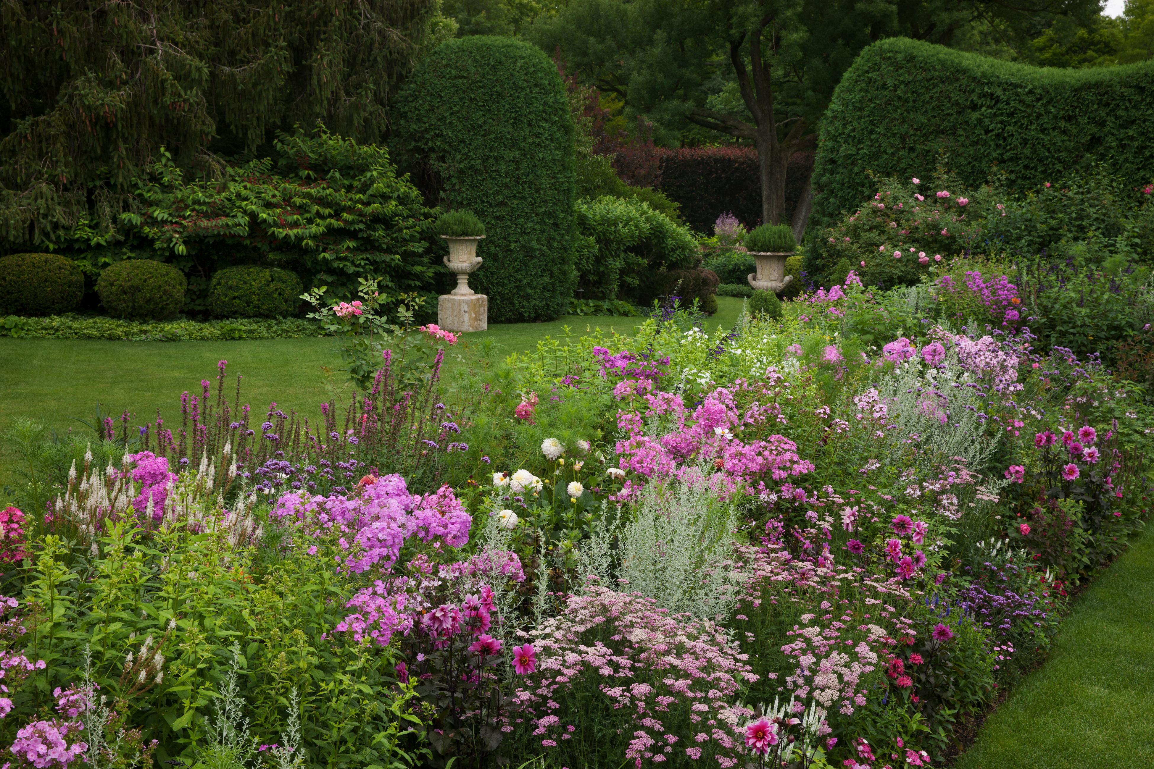A privileged view of private gardens along the shore of Lake Michigan, Chicago’s gold coast.

Ben Lenhardt, an avid gardener and preservationist, explores the rich tradition of gardening along the shore of Lake Michigan from Evanston to Lake Bluff.