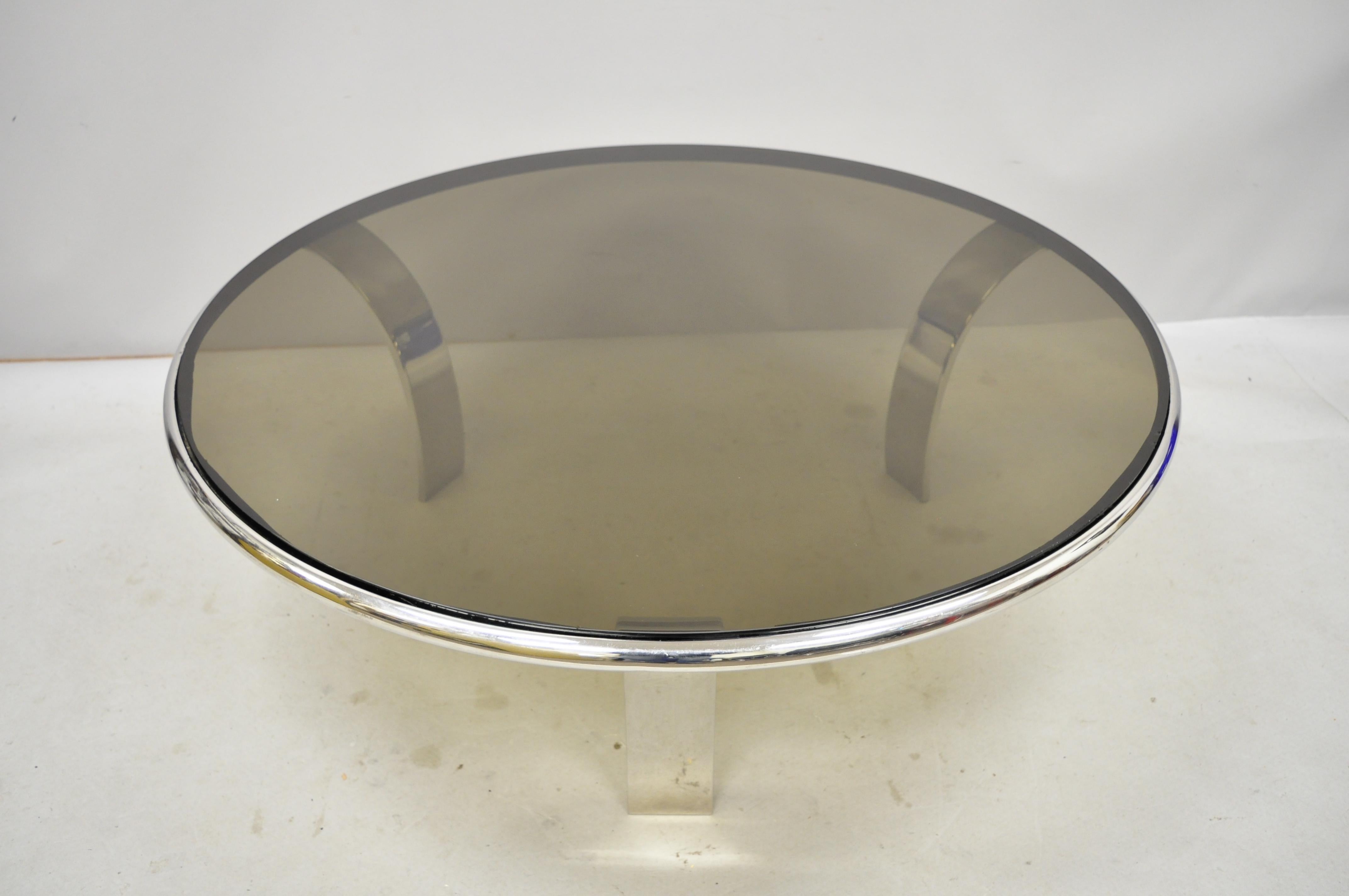 Gardner leaver for steelcase chrome steel round smoked glass coffee table. La liste comprend une lourde structure en acier chromé, des pieds incurvés, un plateau rond en verre fumé, des lignes modernistes épurées, une forme sculpturale élégante,