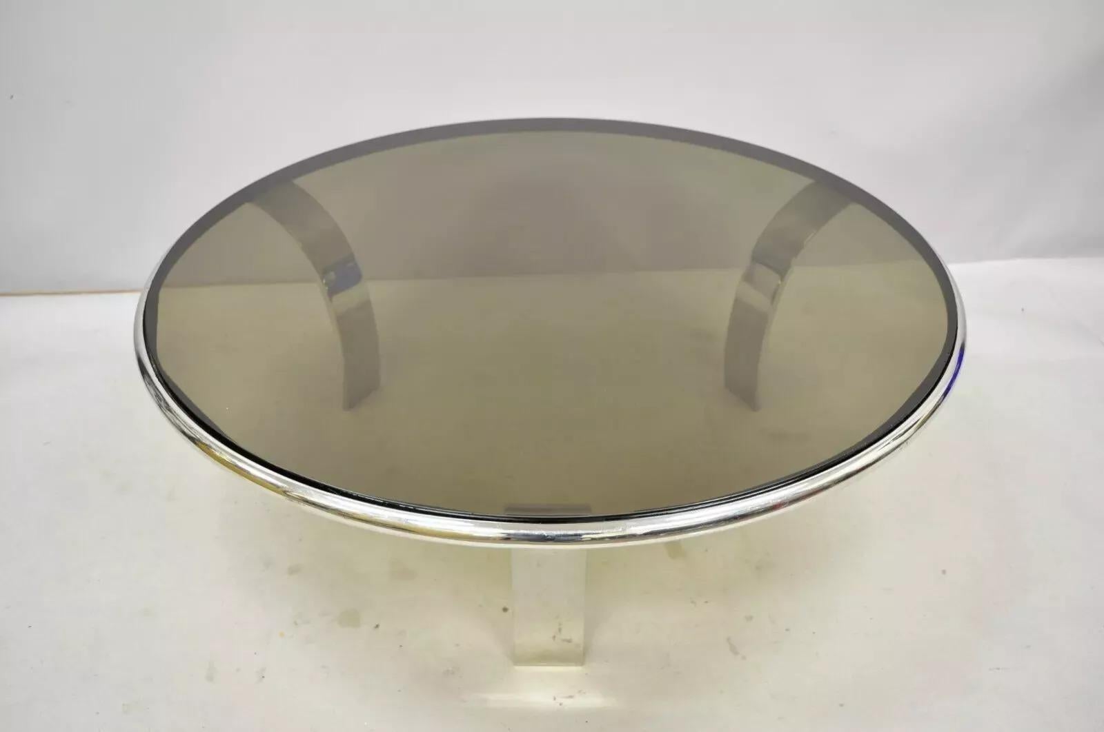 Mid Century Modern Gardner Leaver für Steelcase Chrome Steel Round Smoked Glass Coffee Table. Der schwere verchromte Stahlrahmen, die geschwungenen Beine, die runde Rauchglasplatte, die klaren, modernistischen Linien und die schlanke, skulpturale