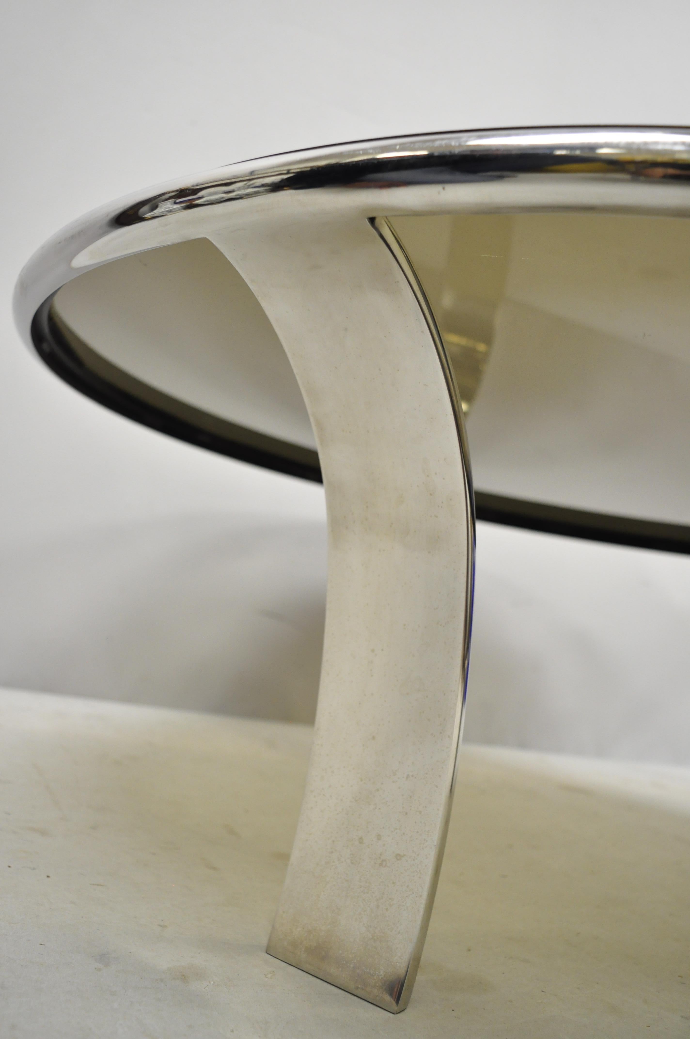 Mid-Century Modern Table basse ronde en acier chromé et verre fumé Gardner Leaver pour Steelcase en vente