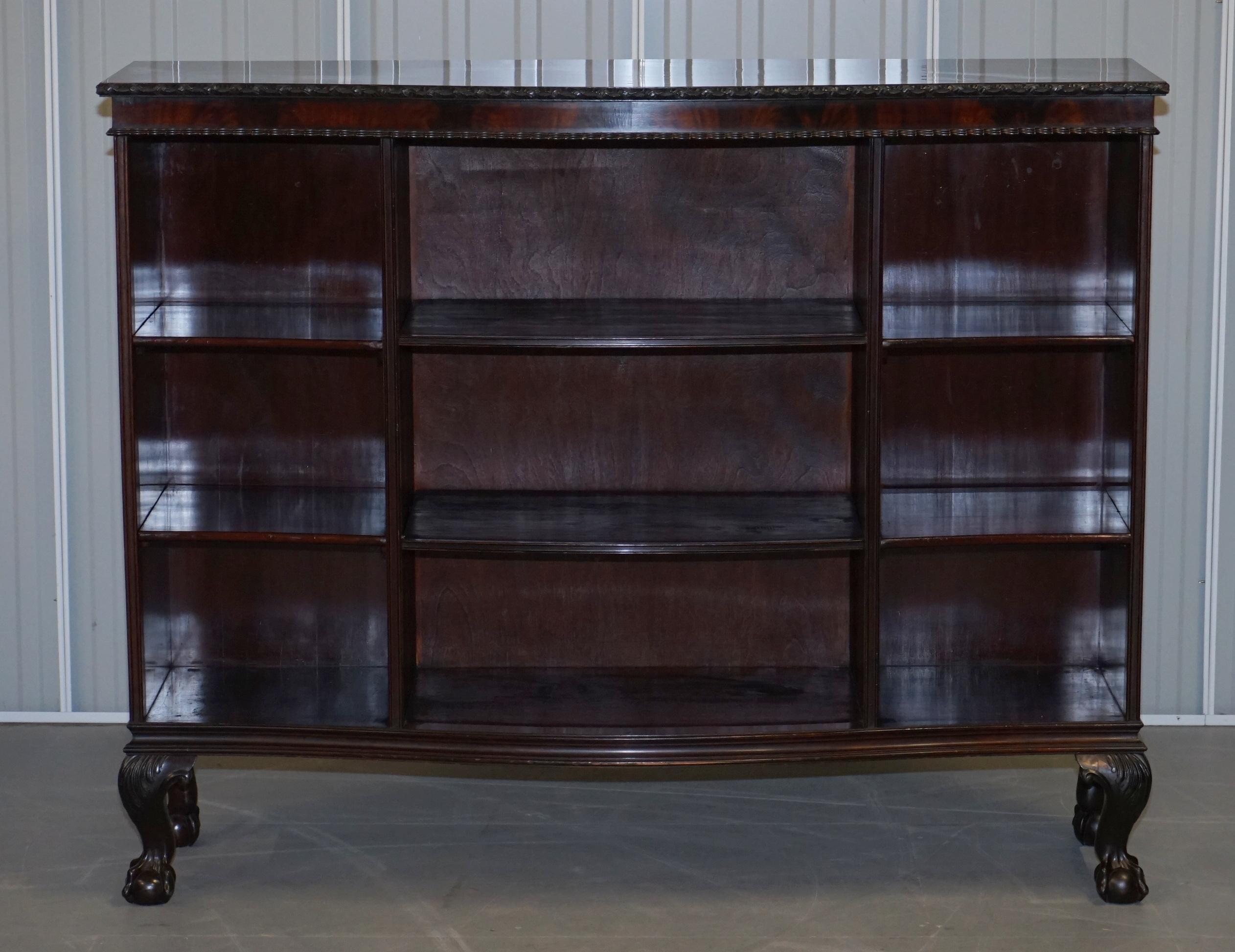 Georgian Gardner & Son circa 1840 Serpentine Fronted Claw & Ball Feet Library Bookcase For Sale