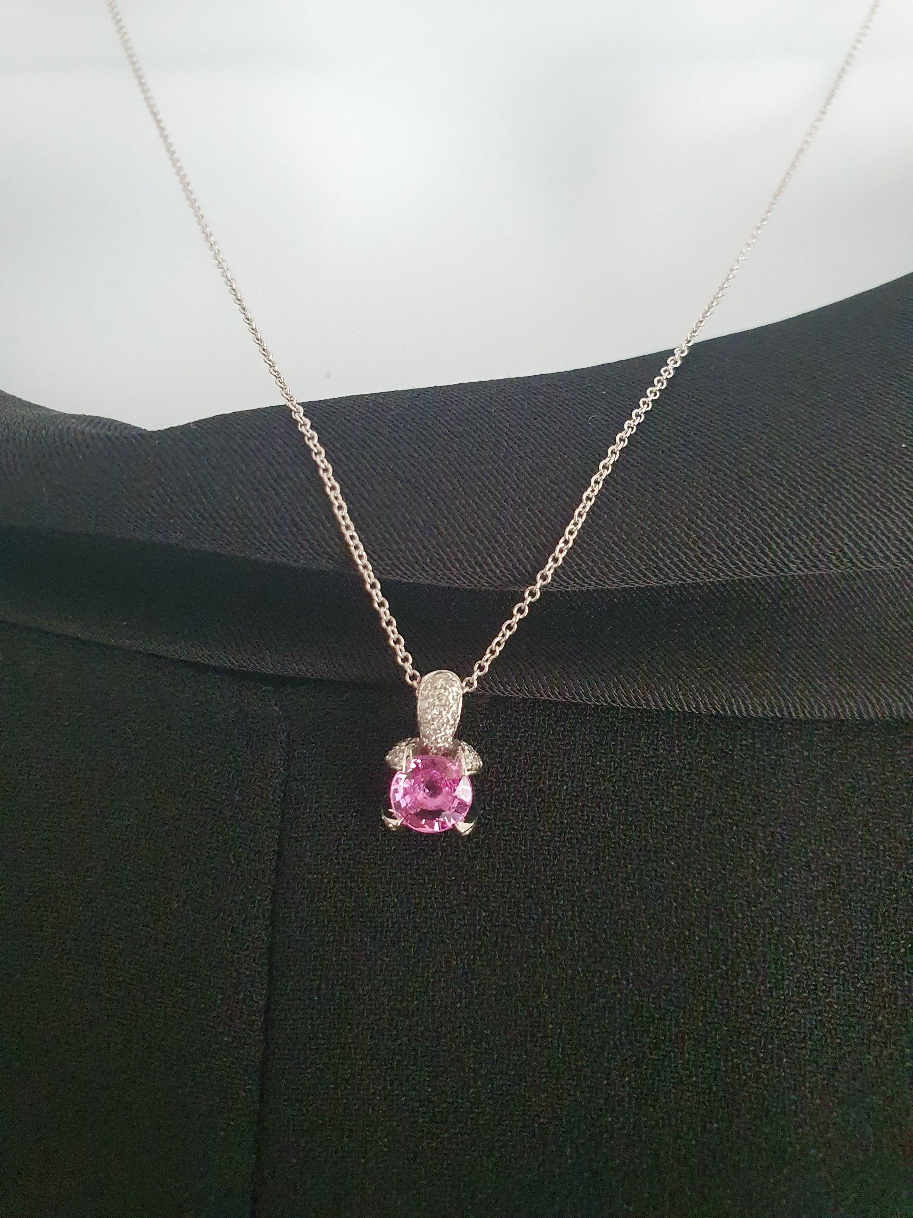 Garel, 0.70ct Pink Sapphire Pendant and 0.15ct Diamond Paving, 18k White Gold In New Condition For Sale In VANNES, FR