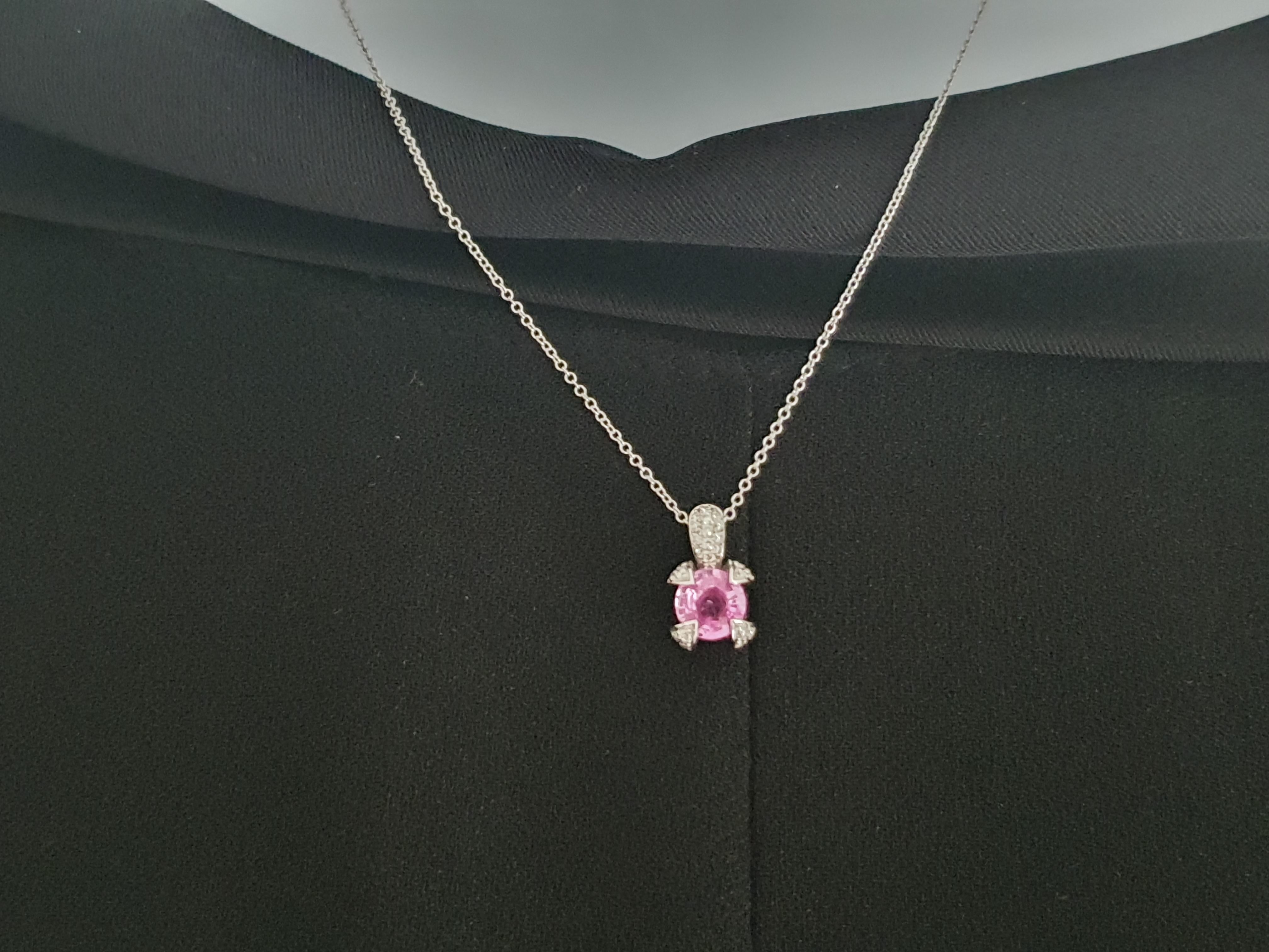 Garel - 0.86ct Pink Sapphire Pendant and 0.18ct Diamond Paving - 18K White Gold

4-leaf clover model pendant
1 x 0.86ct brilliant-cut pink sapphire, 4-prong setting
Diameter of the Pink Sapphire: 5 mm
Bail paved with Diamonds for a total weight of