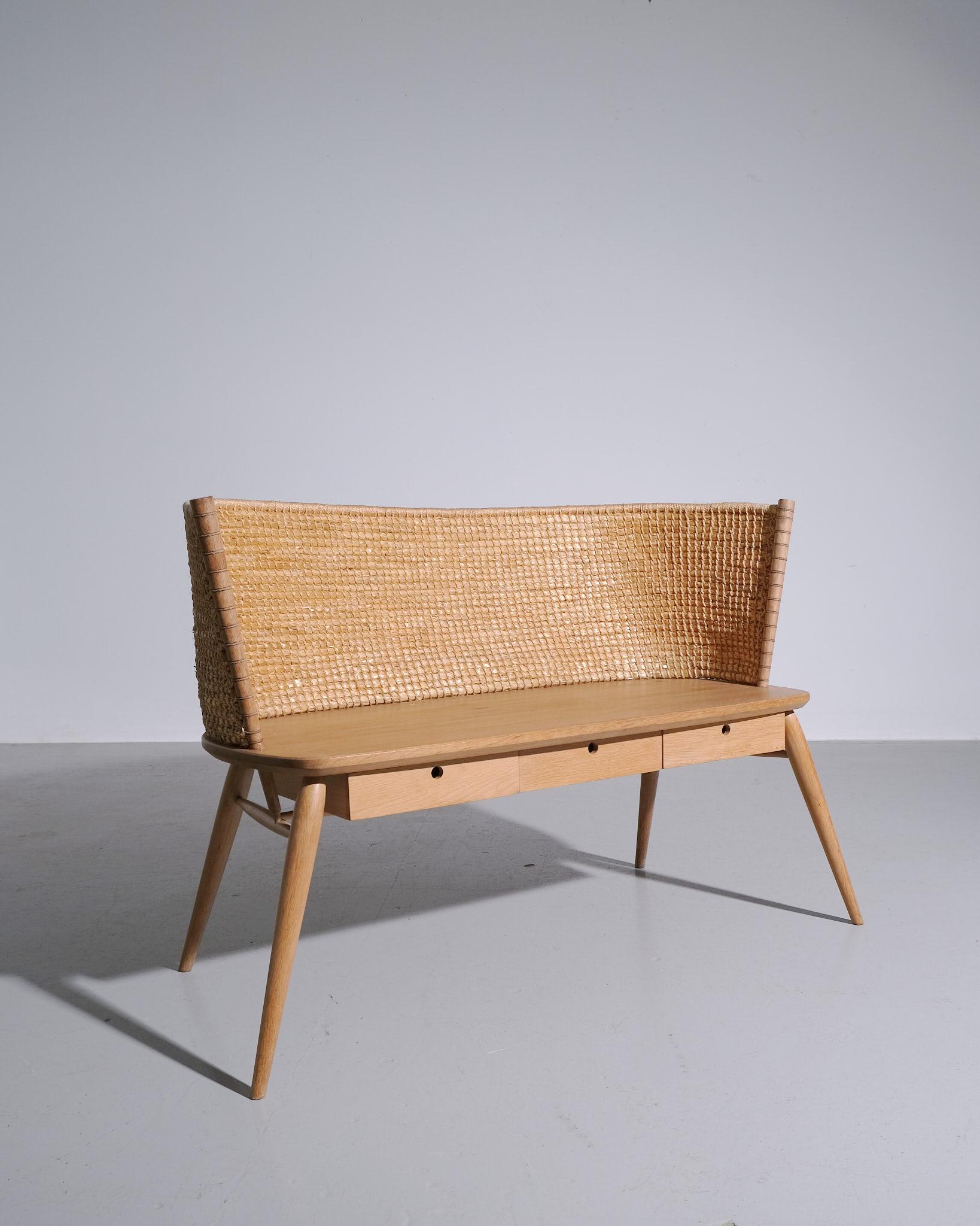 Un banc à deux places finement travaillé par Gareth Neale et Kevin Gauld, intitulé 