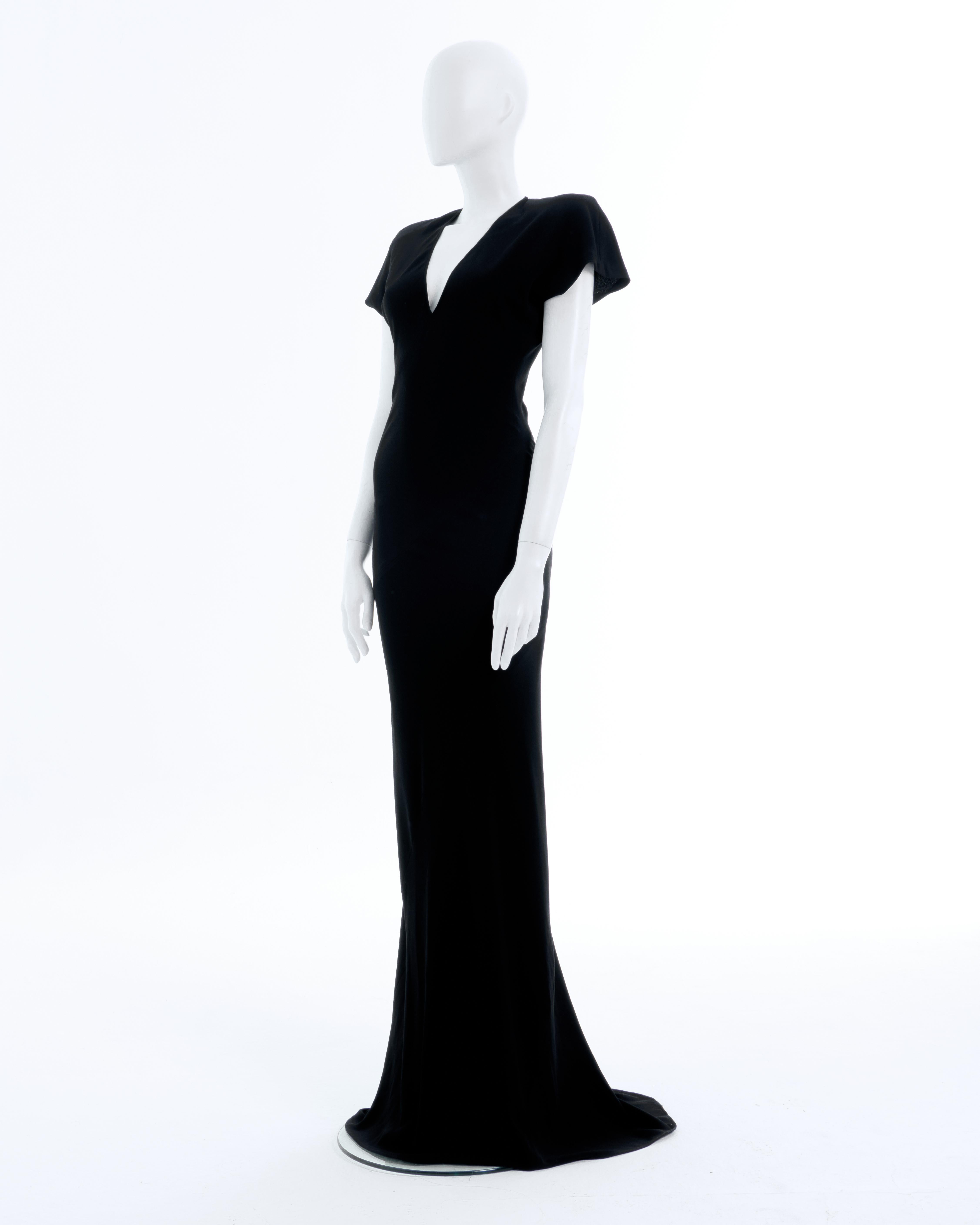 - Diseñado por Gareth Pugh
- Vendido por Skof.Archive
- Elegante vestido largo negro
- Escote en V
- Manga corta
- Fabricado en Italia
- Materiales: 100% poliéster
- Talla: FR 34 - IT 38 - UK 8 - US 4