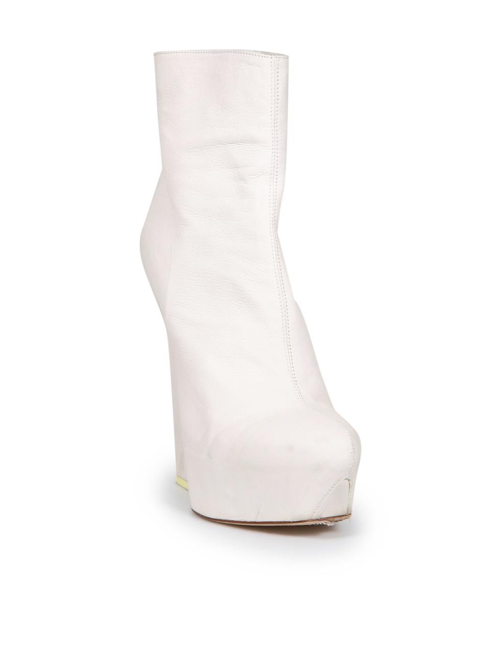 CONDITION is Good. General wear to boots is evident. Moderate signs of marks on the heels and front of the shoes. Abrasion on the back of the right shoe on this used Gareth Pugh designer resale item.
 
 
 
 Details
 
 
 White
 
 Leather
 
 Wedge