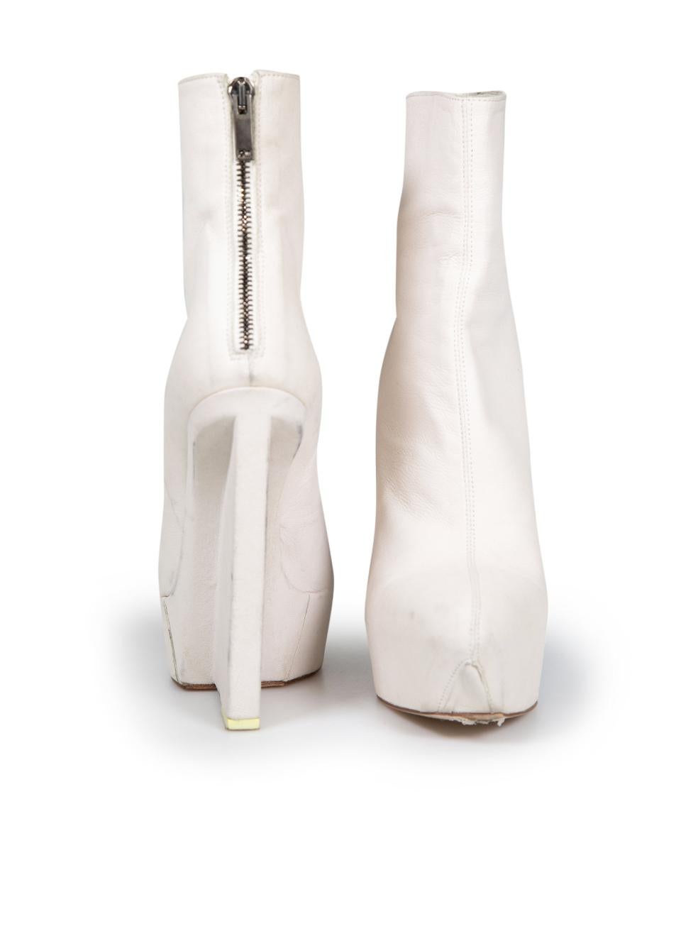 Gareth Pugh White Leather Wedge Ankle Boots Size IT 39 In Good Condition For Sale In London, GB