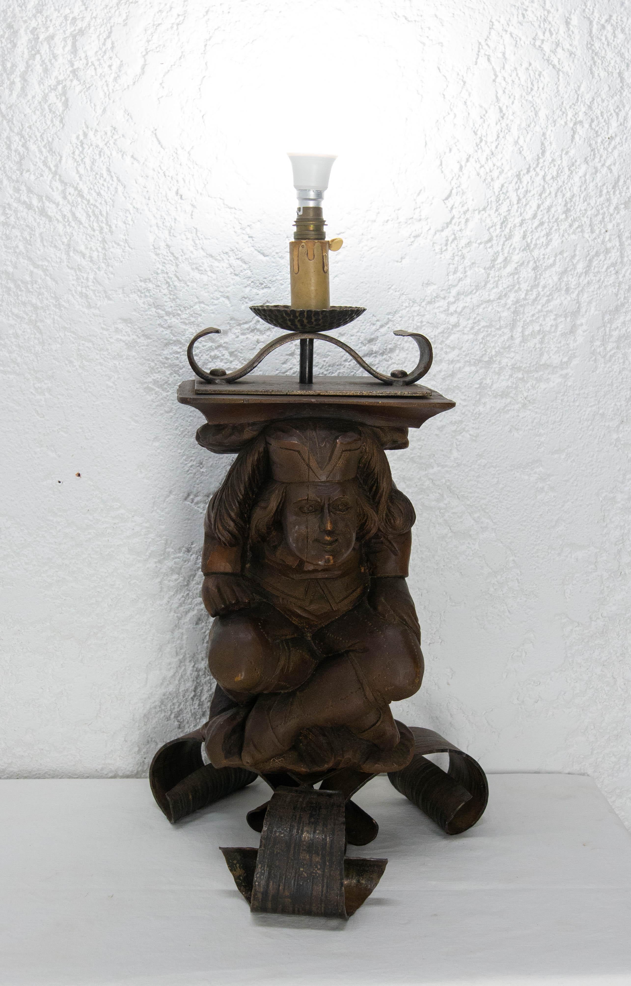 Lampe de table en bois et fer forgé.
Français du milieu du siècle

Lampe de table néoclassique de Jean Maurice Rothschild (1902-1998) circa 1960, designer et artisan renommé, il a étudié à l'école Boulle à Paris en 1917, a créé le décor du
