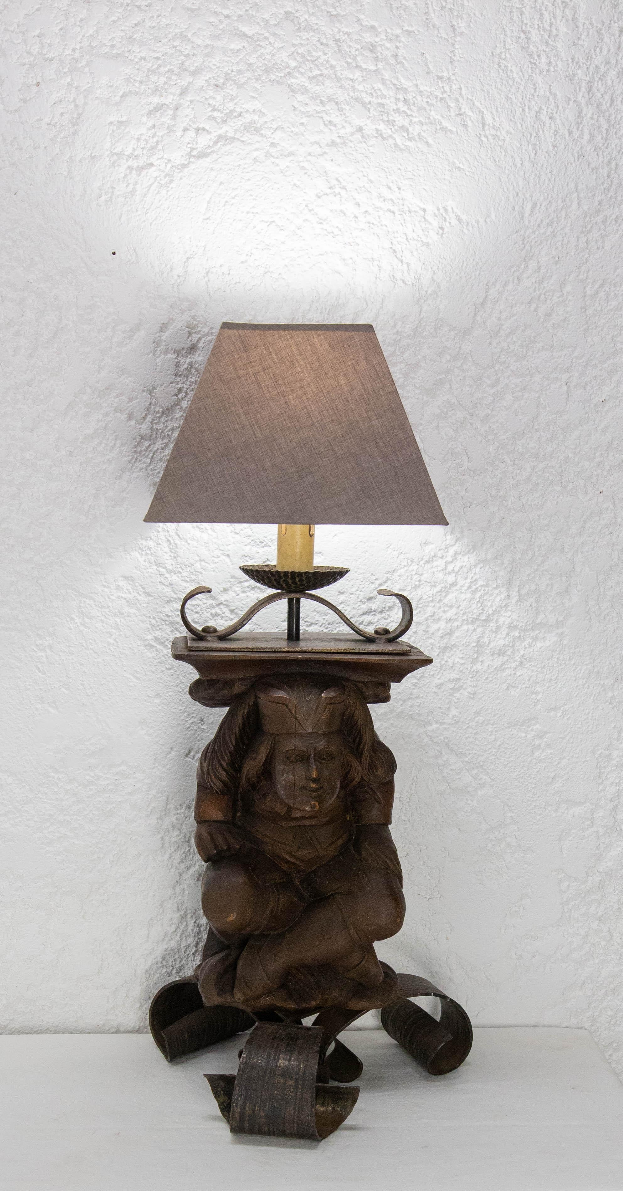 Mid-Century Modern Lampe de table Gargoyle par J M-One Wood & Wrough Iron, français, circa 1960 en vente